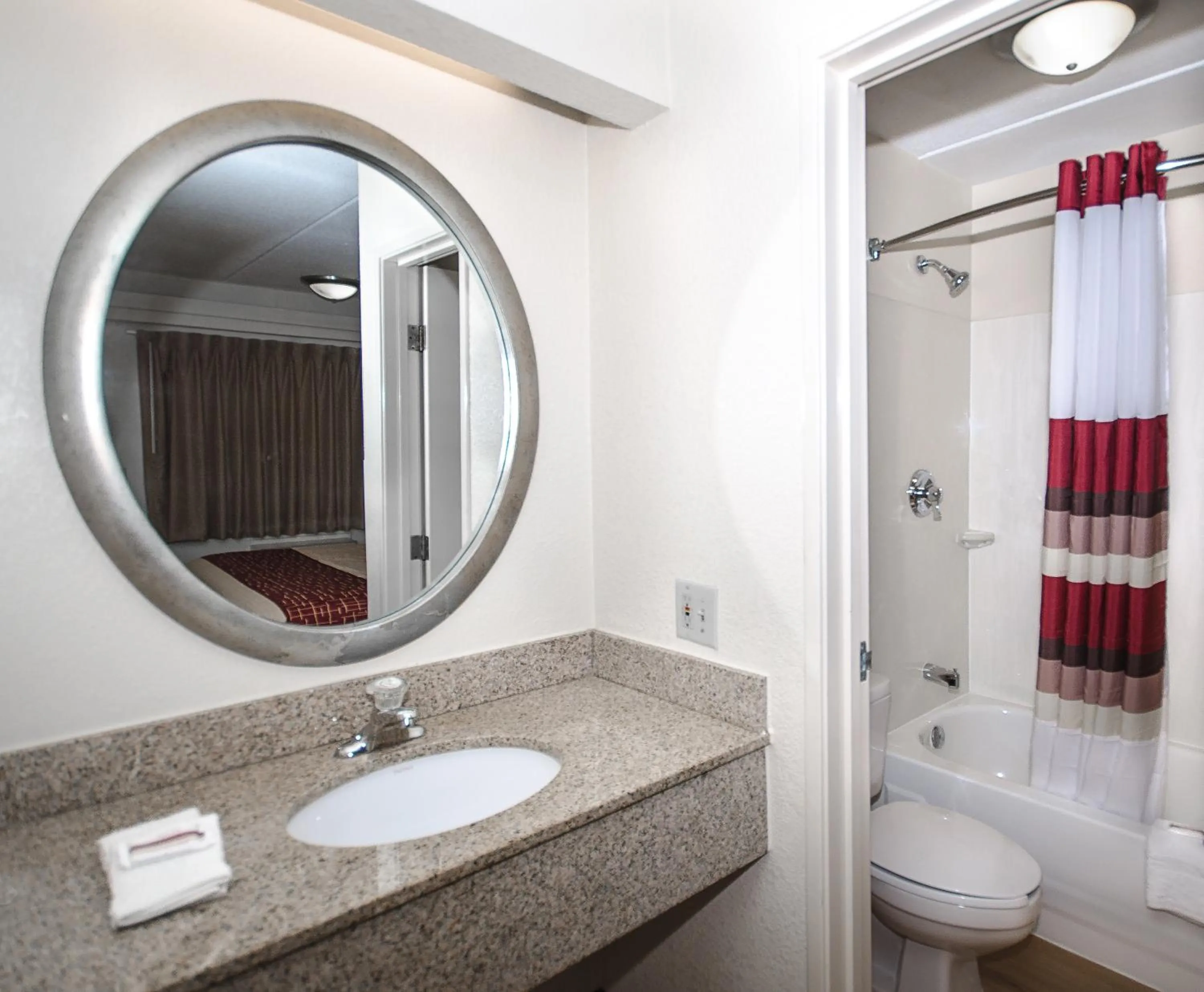 Bathroom in Red Roof Inn Philadelphia - Oxford Valley