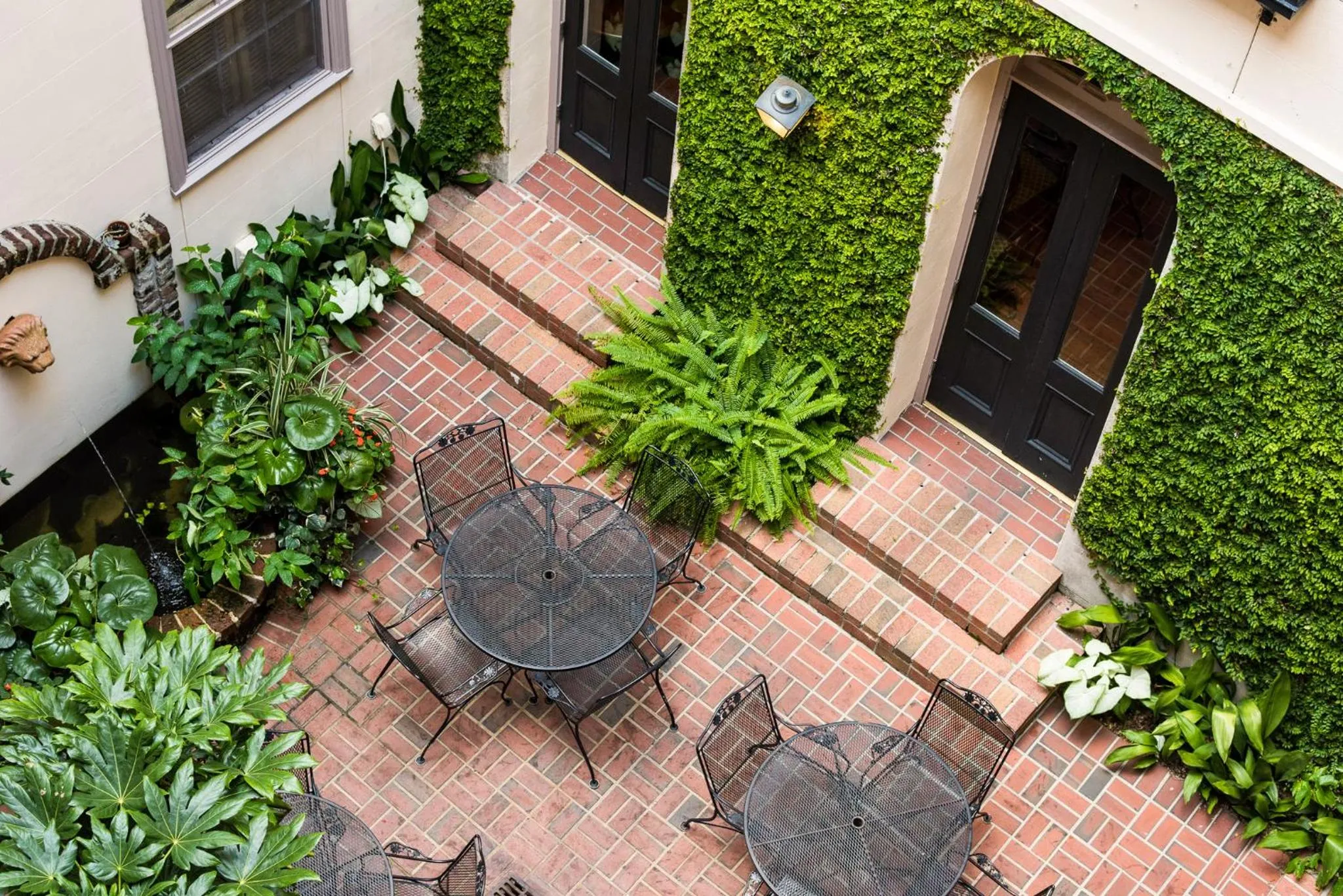 Patio in Kings Courtyard Inn