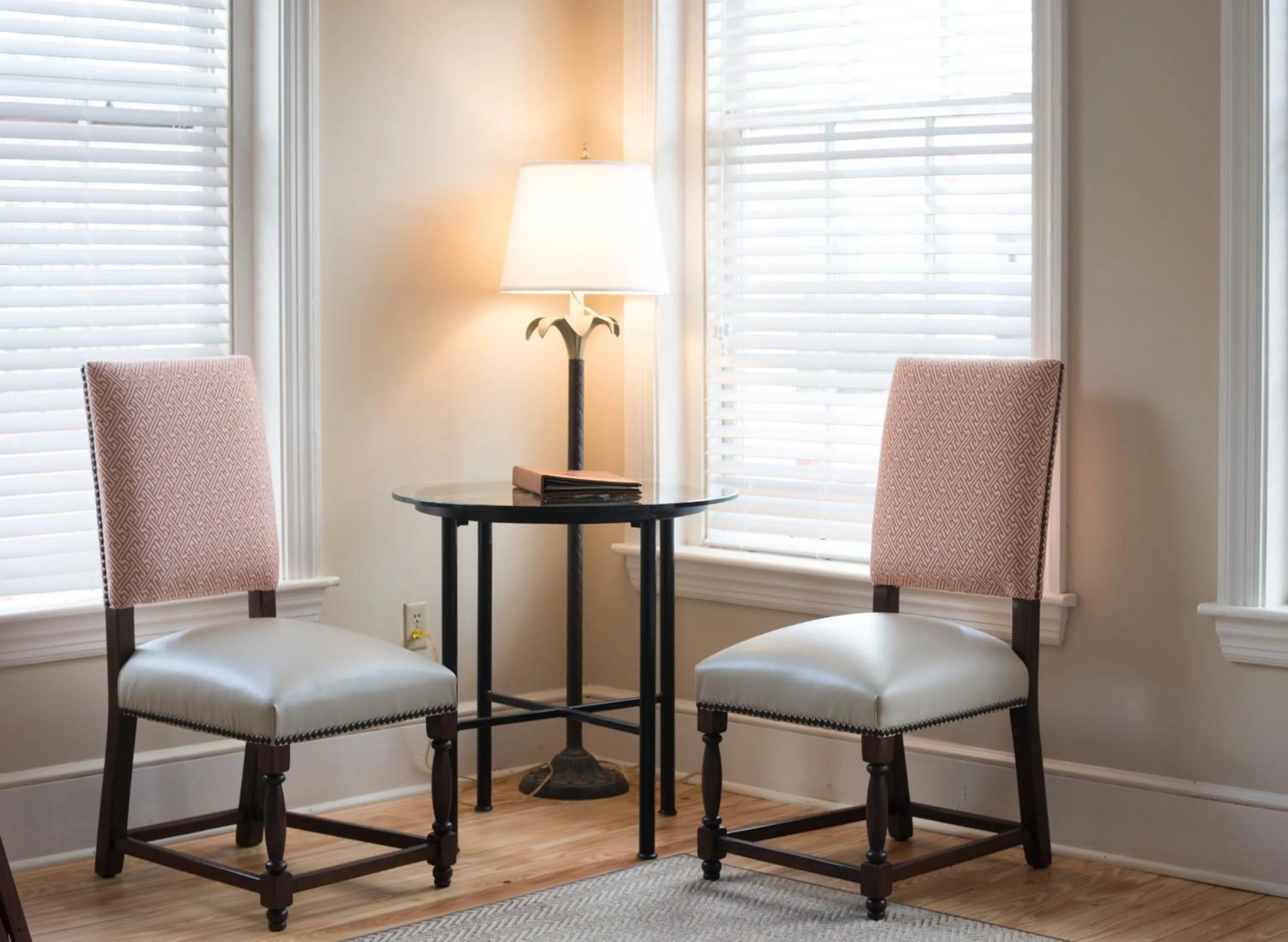 Seating area in Kings Courtyard Inn