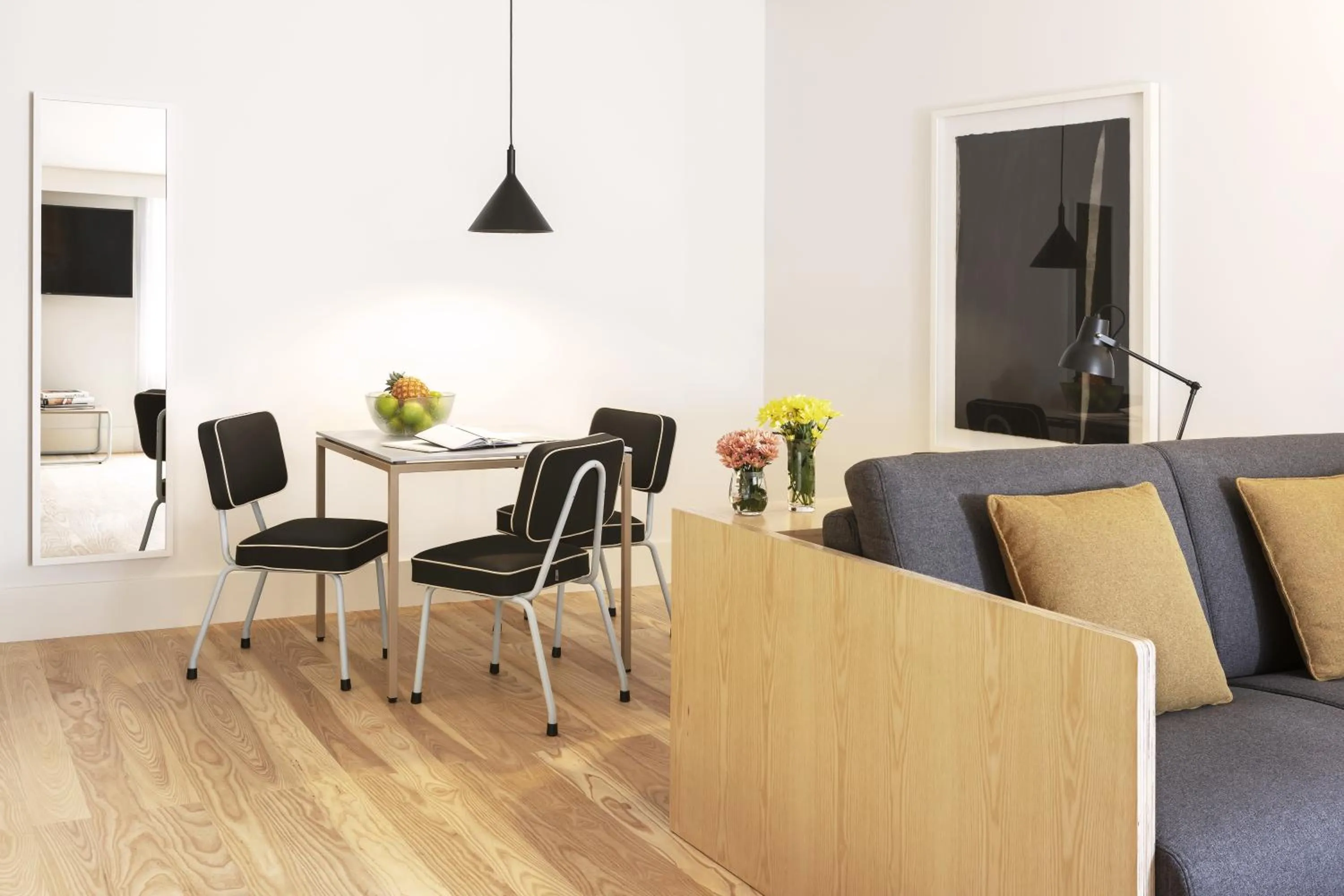 Communal lounge/ TV room in Casa da Galeria - Azores Art of Hosting