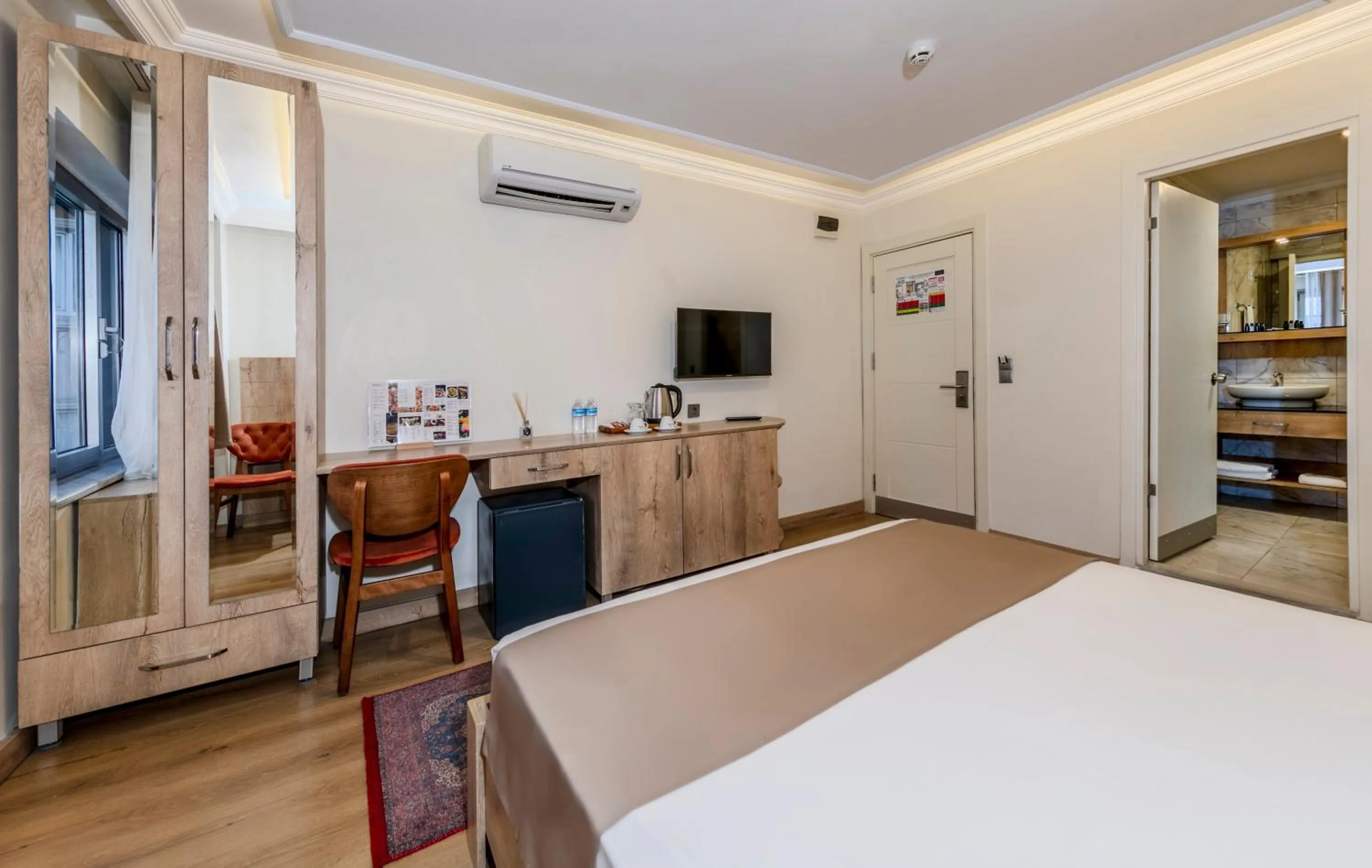 Photo of the whole room, Bed in Istanbul Old City Topkapi Porta Romanos Hotel Ottoman Heritage