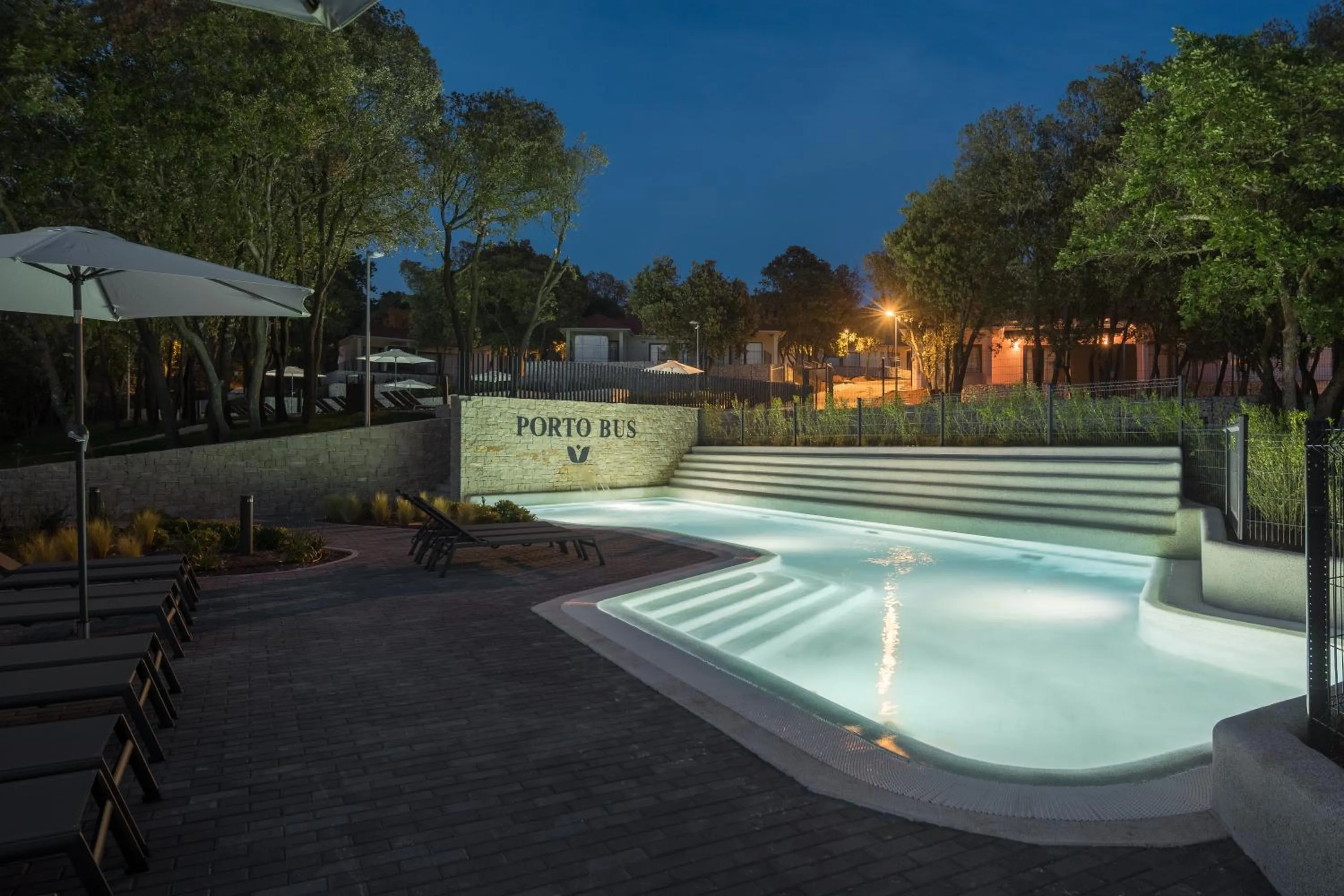 Night in Luxury Glamping Beach Villas Porto Bus