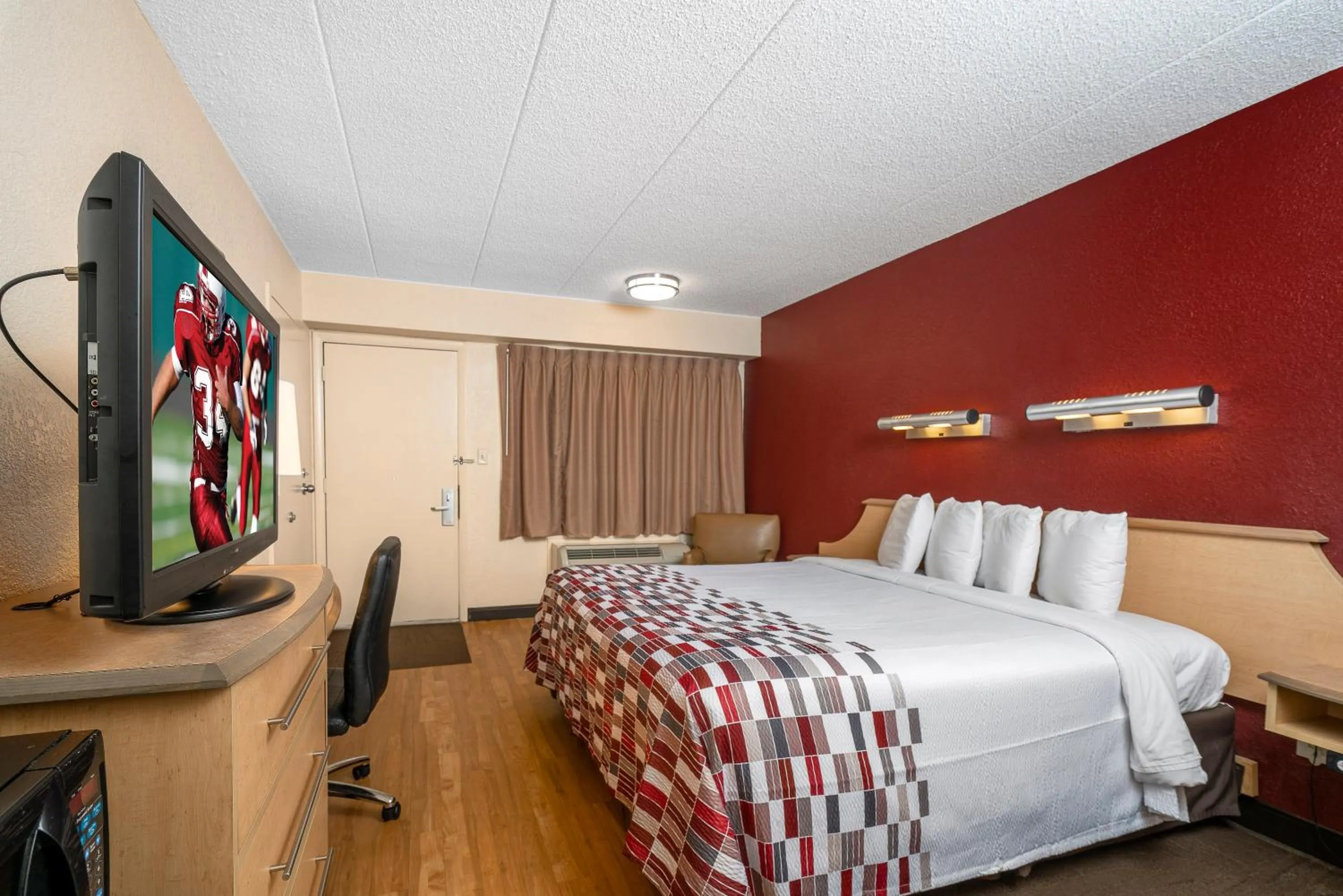 Photo of the whole room, Bed in Red Roof Inn Mystic - New London