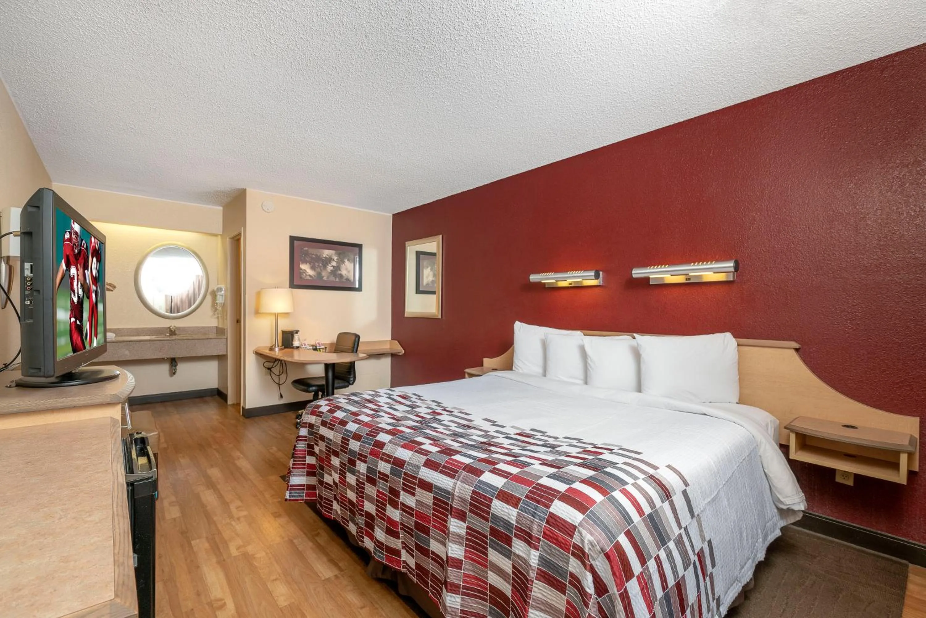 Photo of the whole room, Bed in Red Roof Inn Mystic - New London