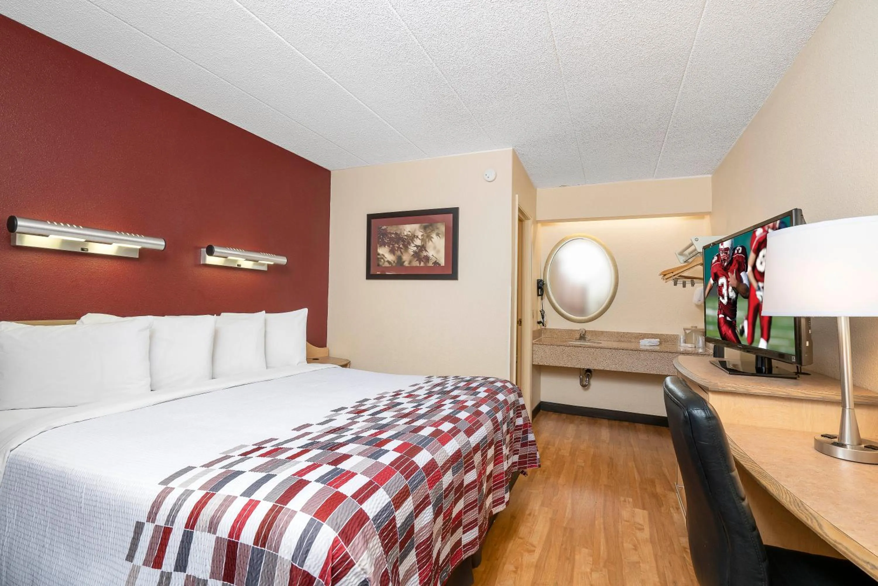 Photo of the whole room, Bed in Red Roof Inn Mystic - New London