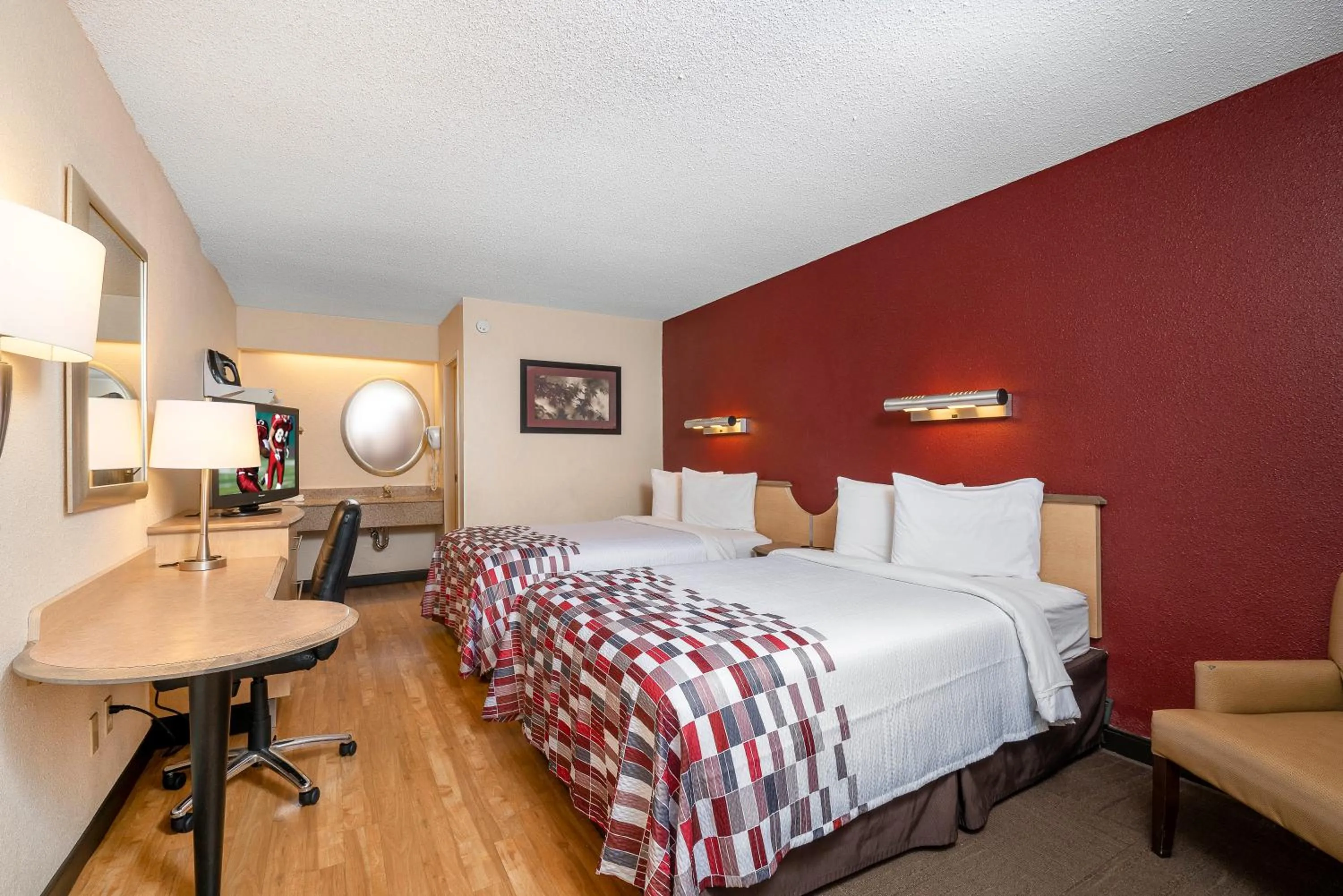 Photo of the whole room, Bed in Red Roof Inn Mystic - New London