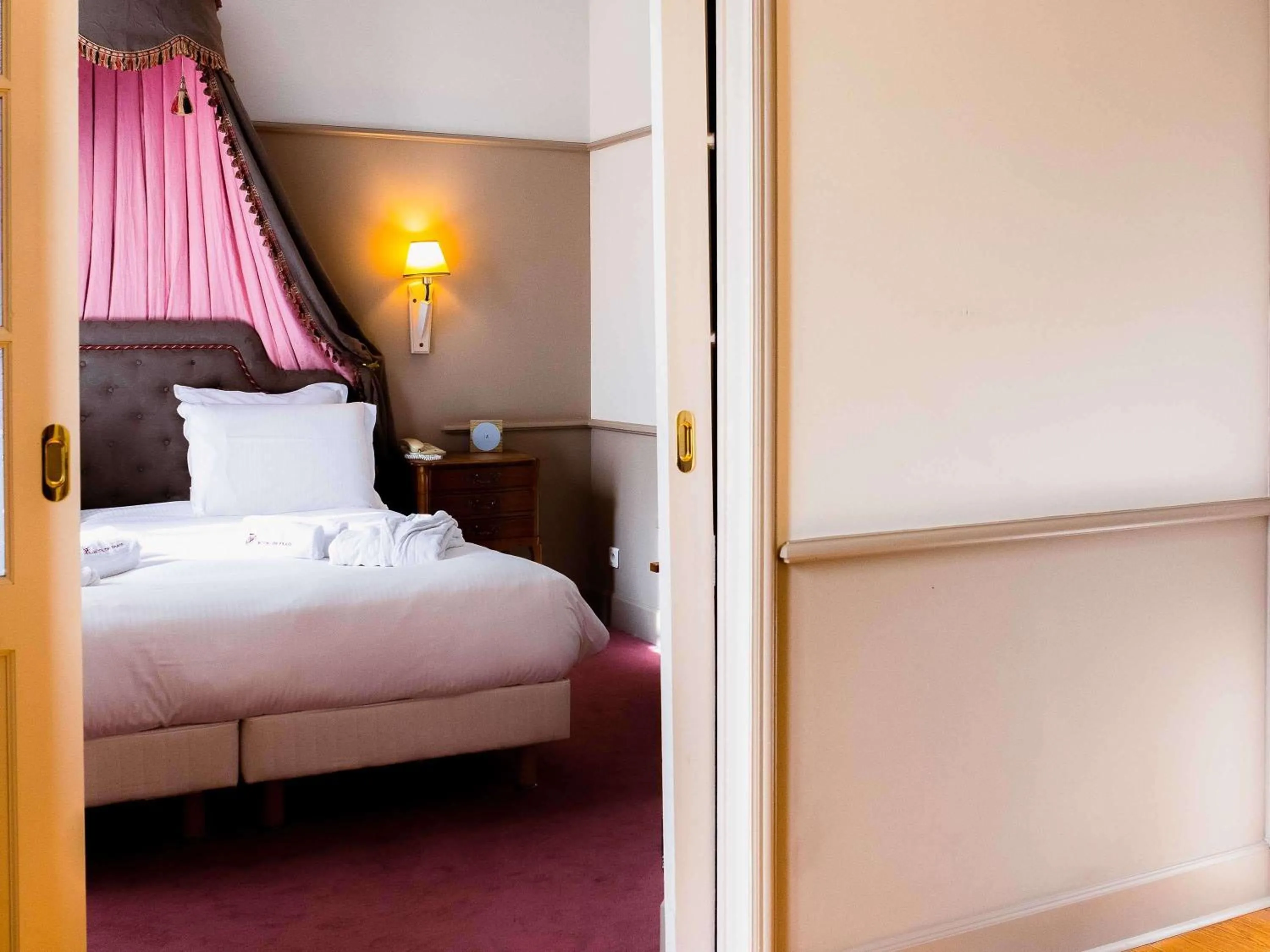 Photo of the whole room, Bed in Mercure Moulins Centre Hôtel de Paris