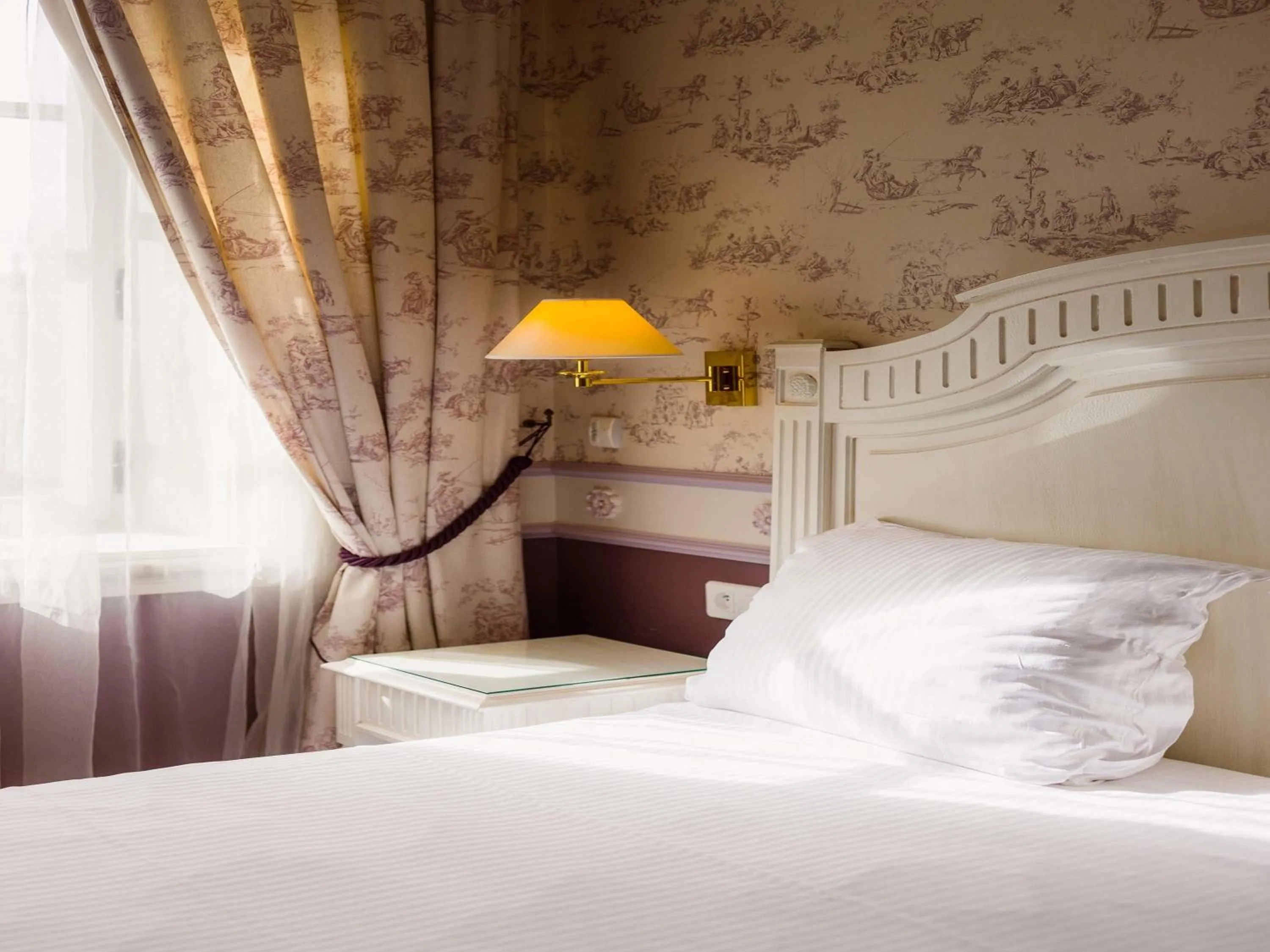 Property building, Bed in Mercure Moulins Centre Hôtel de Paris
