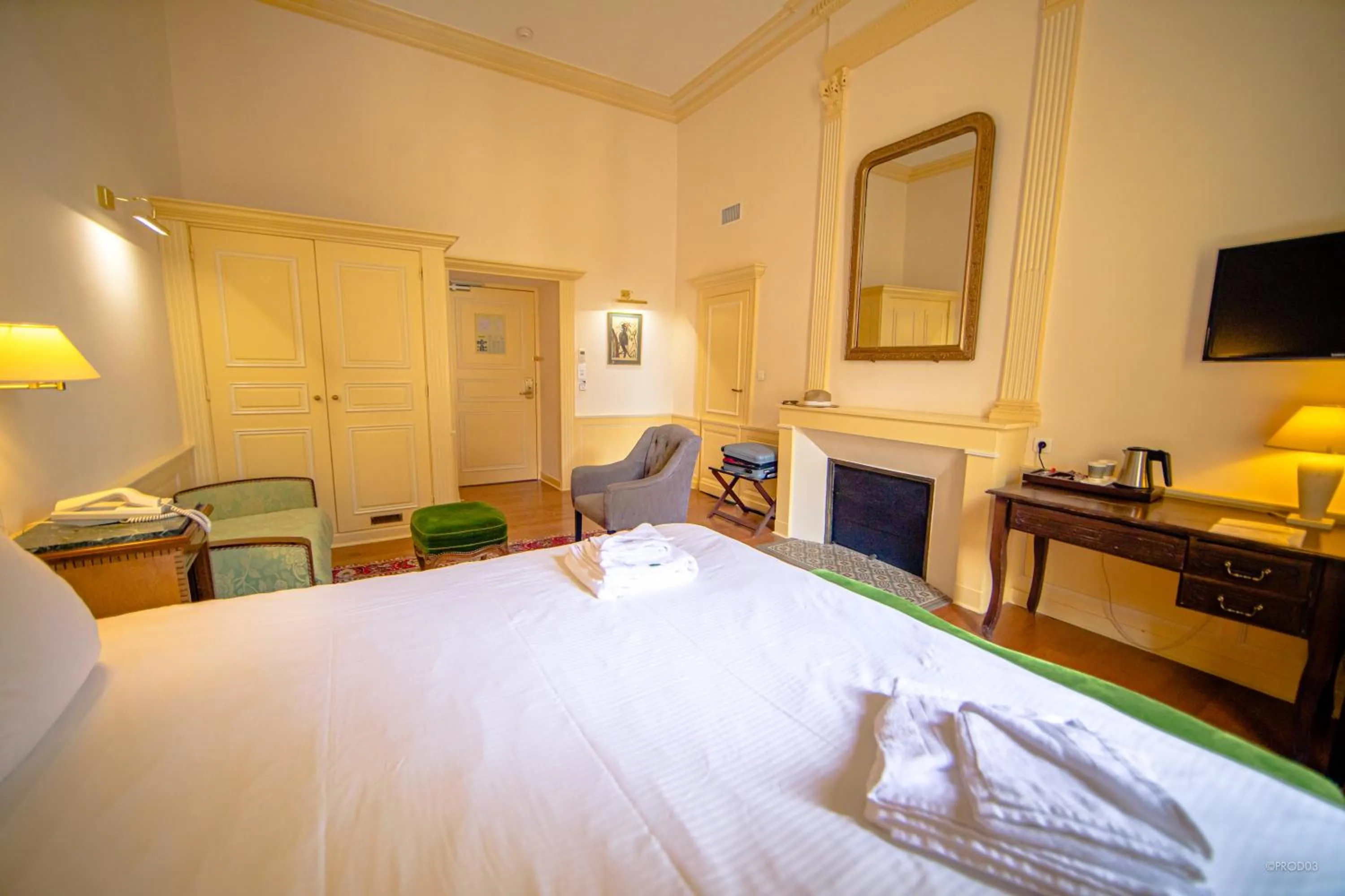 Property building, Bed in Mercure Moulins Centre Hôtel de Paris