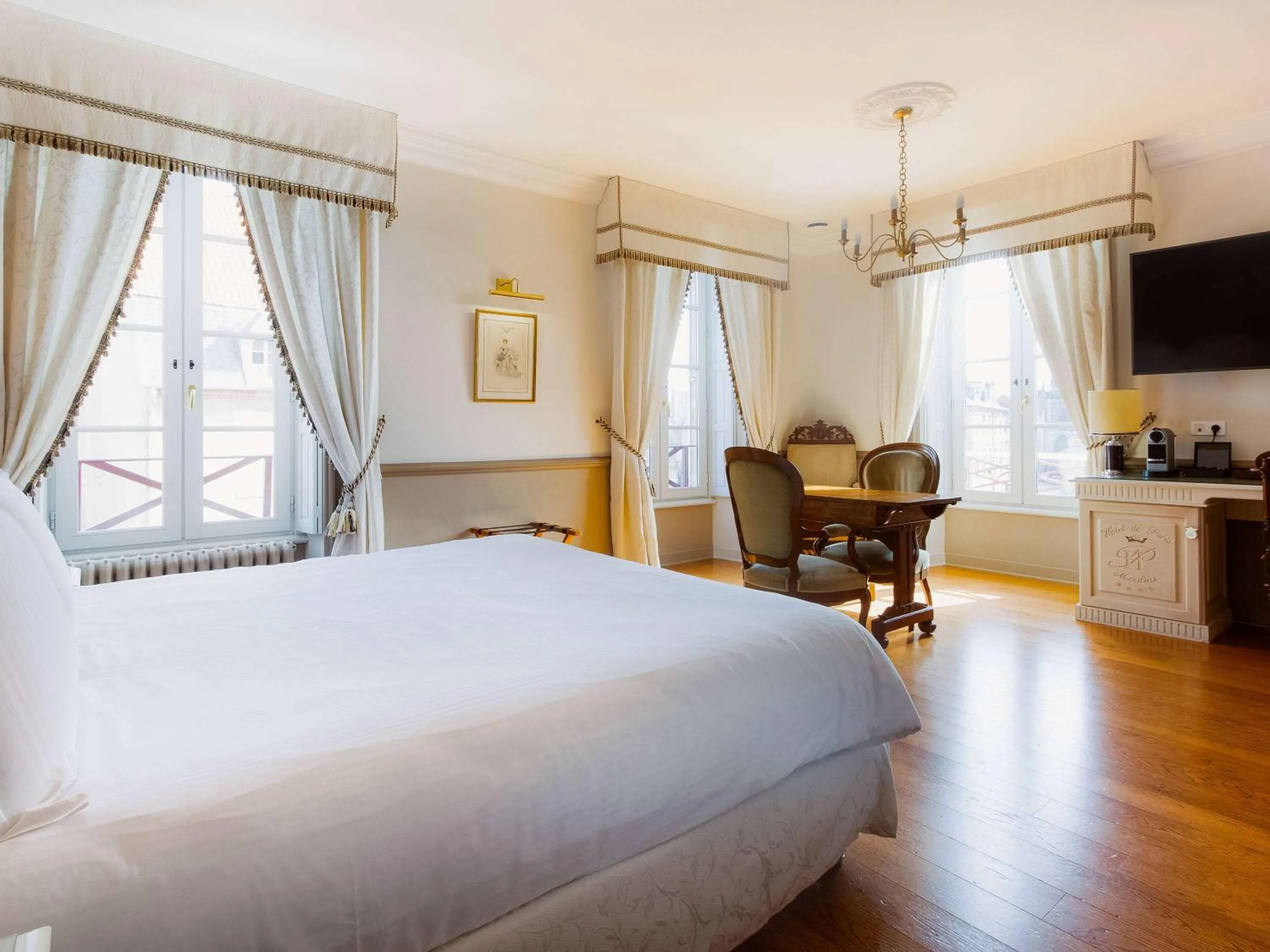 Photo of the whole room, Bed in Mercure Moulins Centre Hôtel de Paris