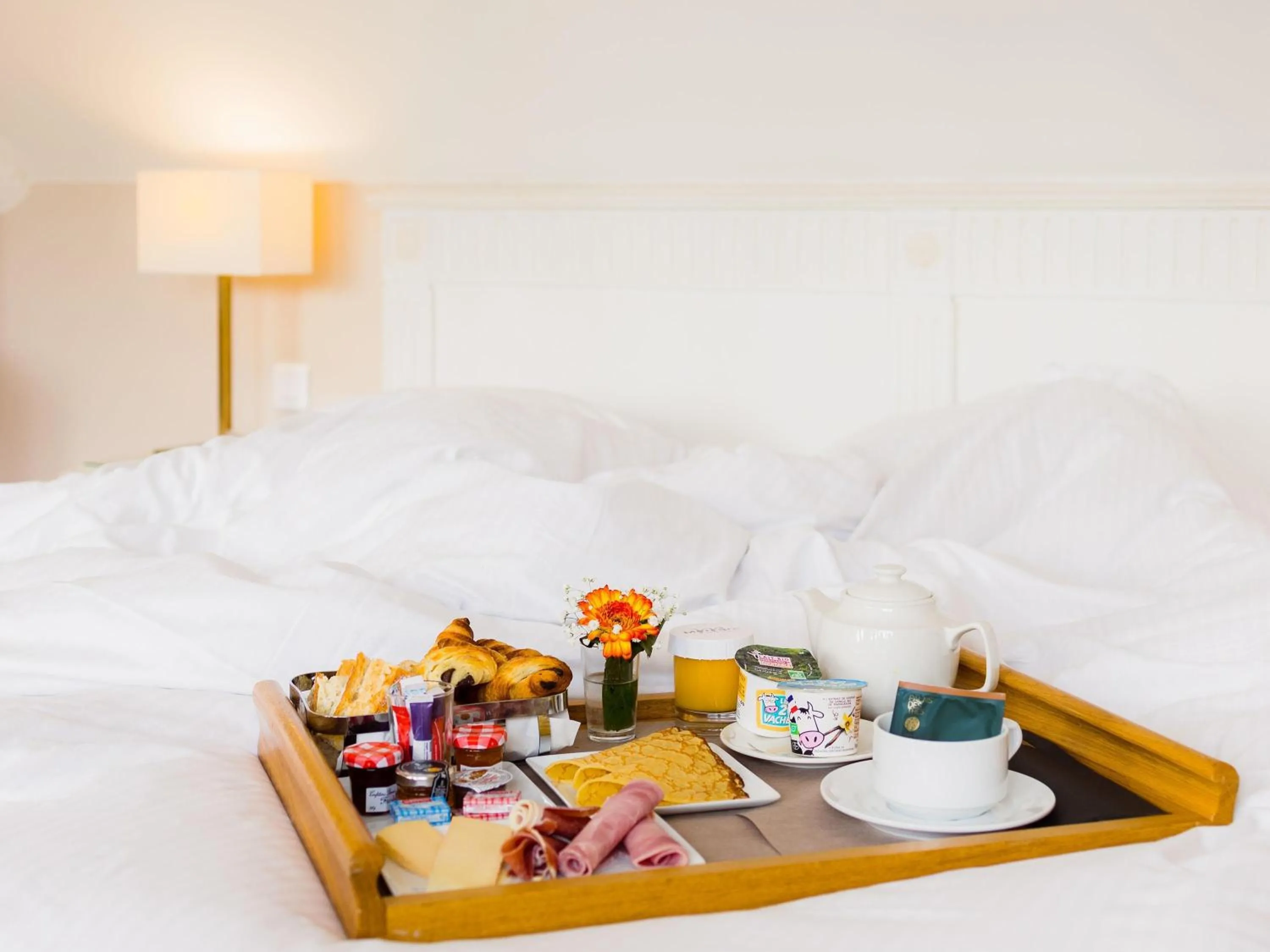 Bedroom, Bed in Mercure Moulins Centre Hôtel de Paris