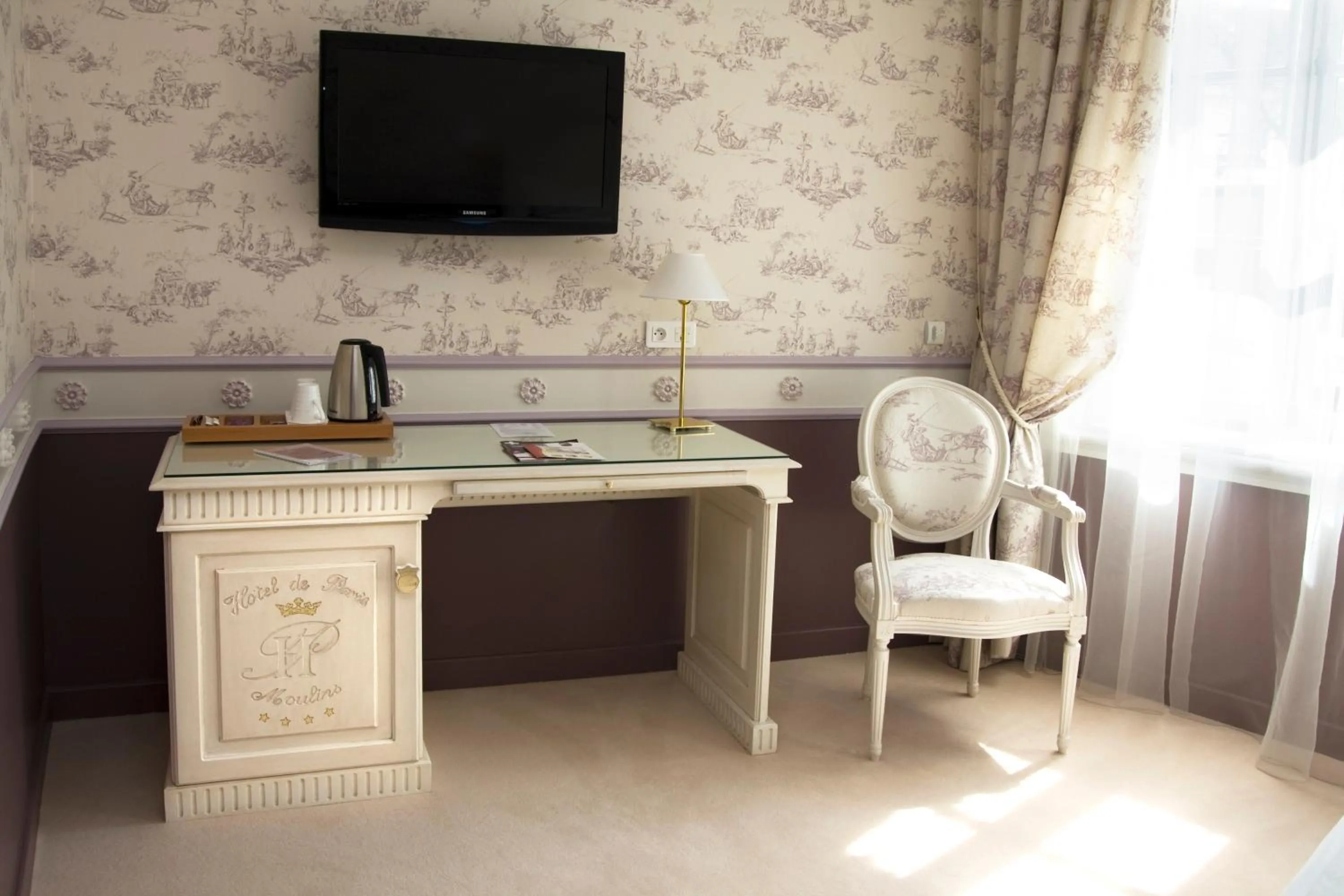 TV and multimedia in Mercure Moulins Centre Hôtel de Paris