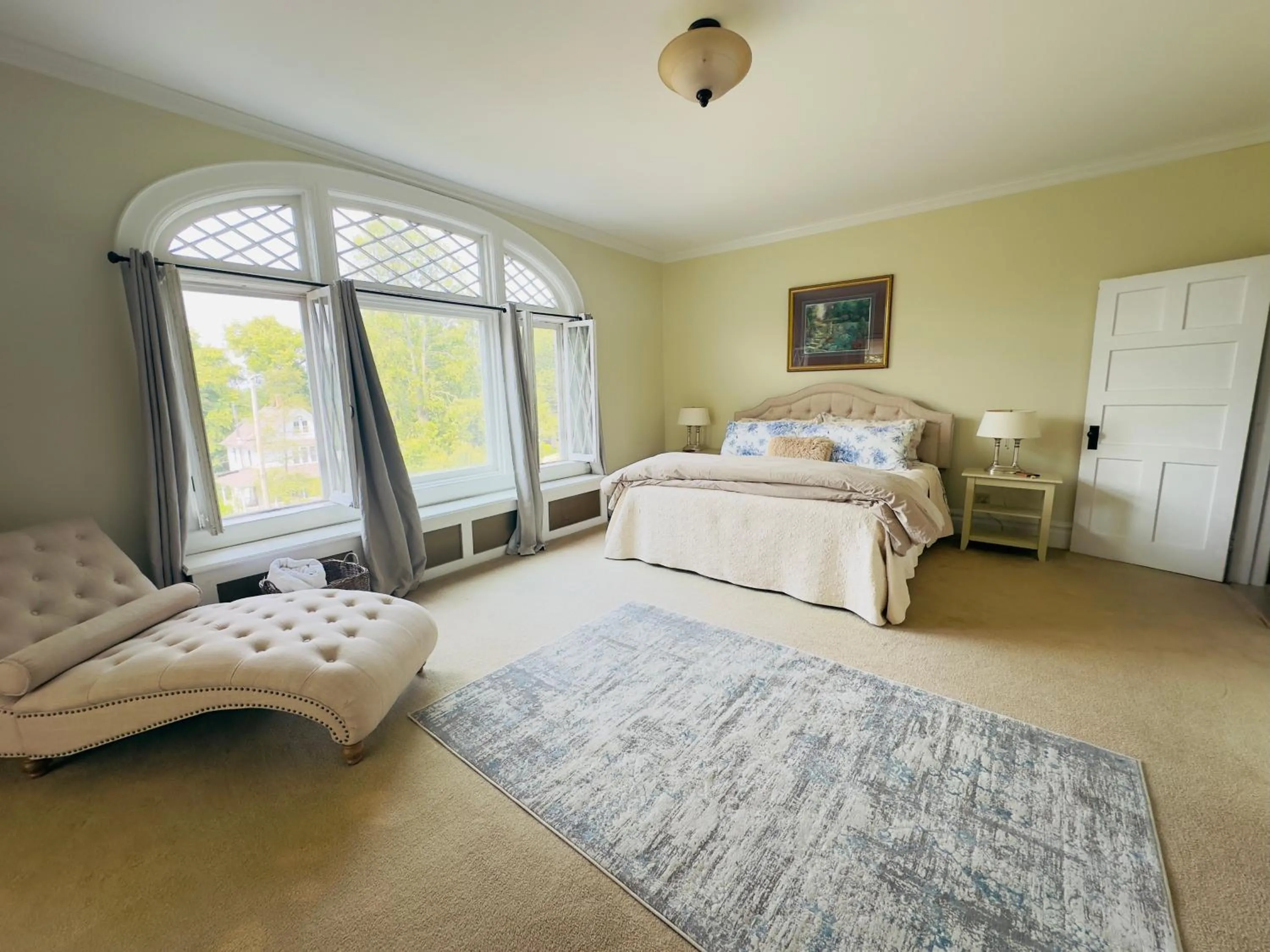 Bed in Franklin Manor Bed and Breakfast