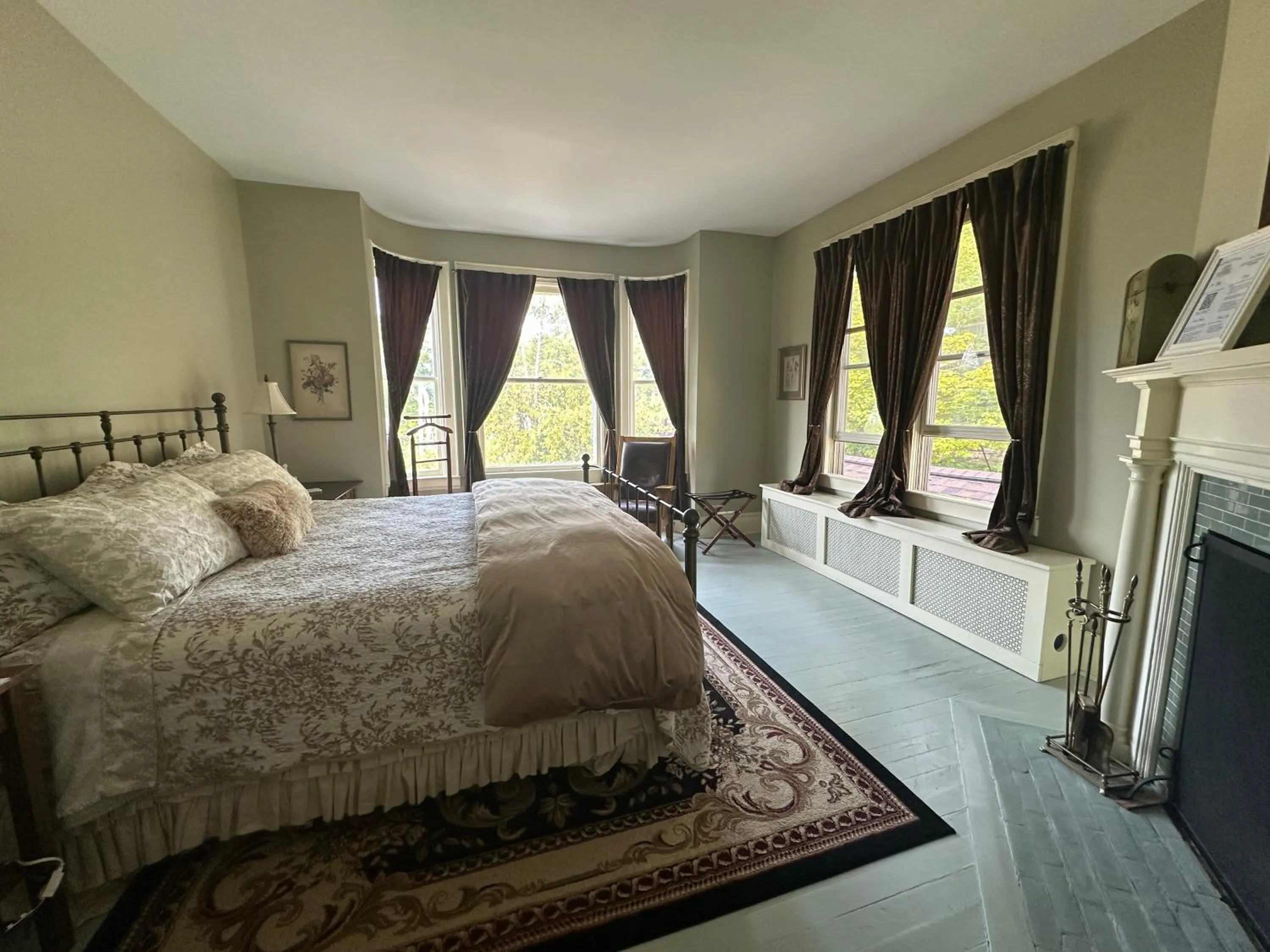 Bed in Franklin Manor Bed and Breakfast