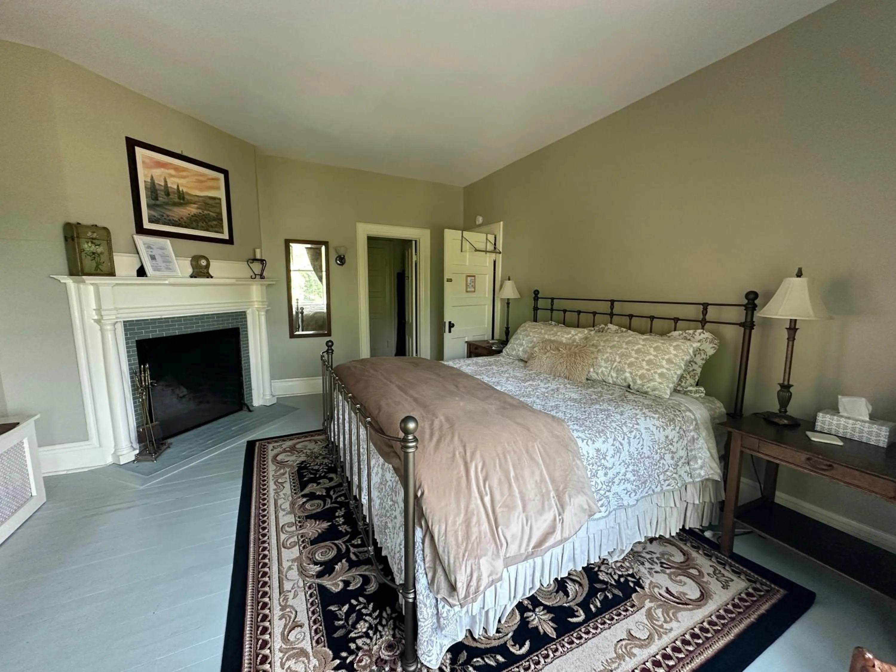 Bed in Franklin Manor Bed and Breakfast