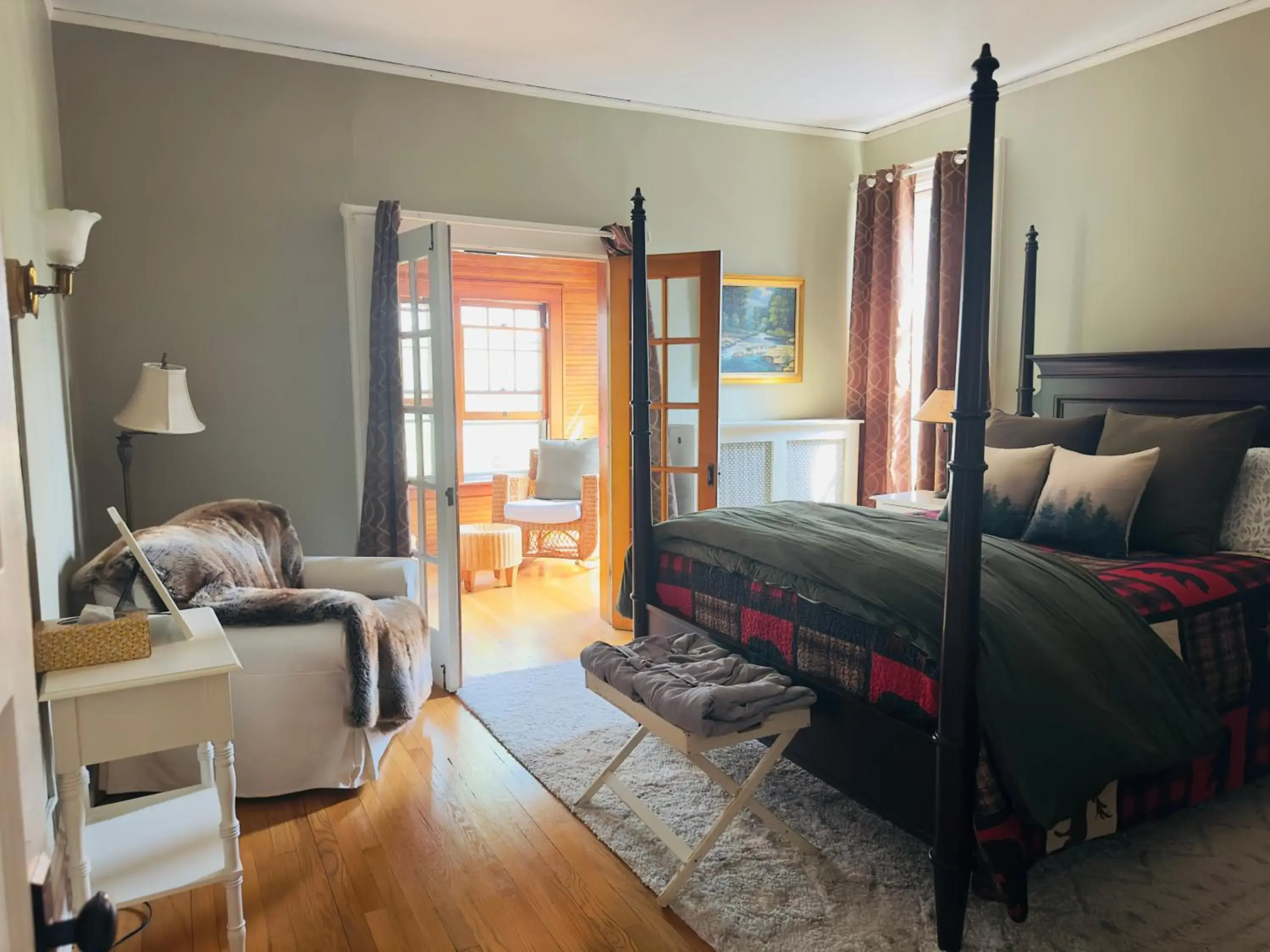 Deluxe Queen Suite in Franklin Manor Bed and Breakfast Deluxe Queen Suite in Franklin Manor Bed and Breakfast