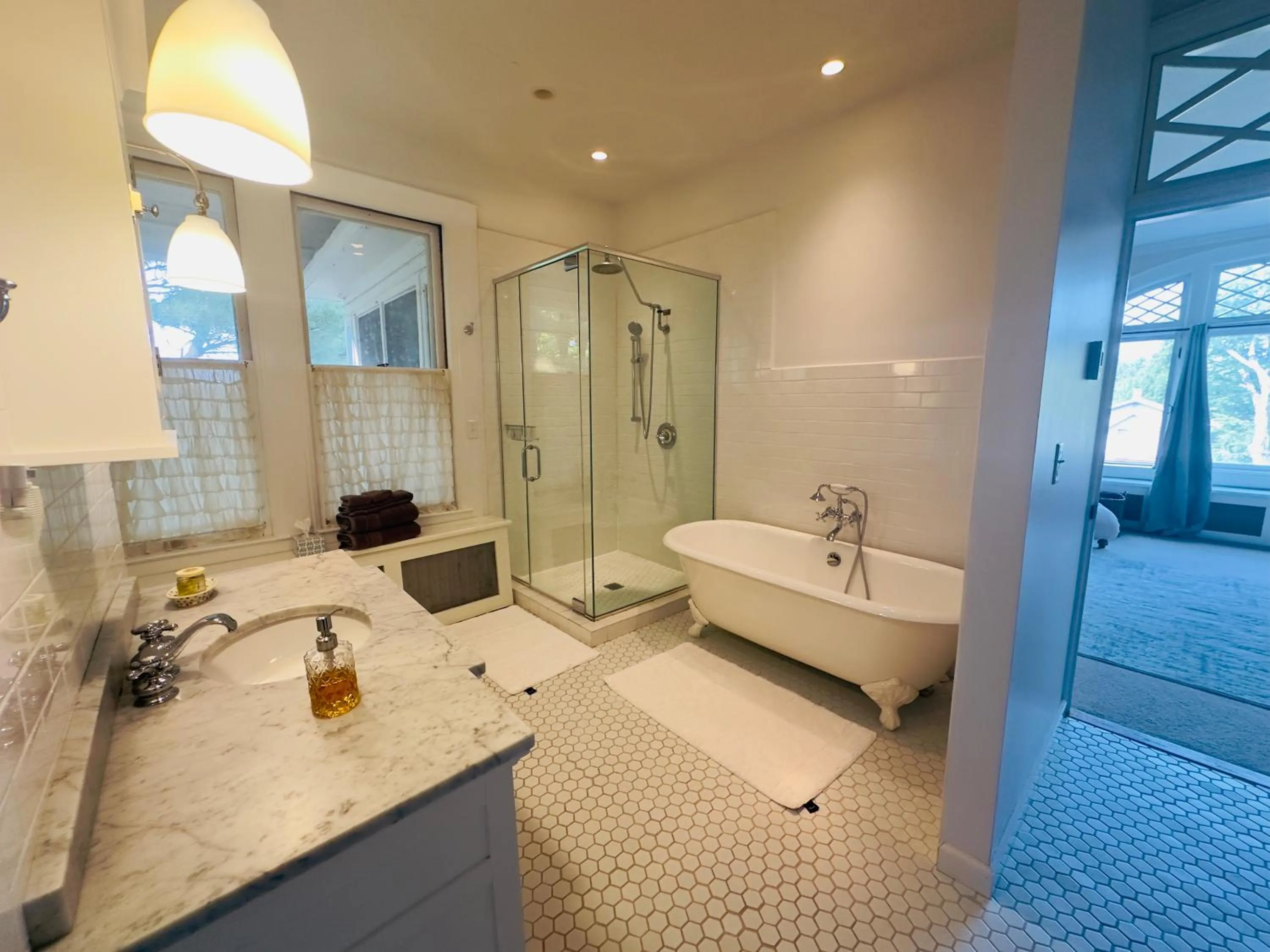 Shower in Franklin Manor Bed and Breakfast