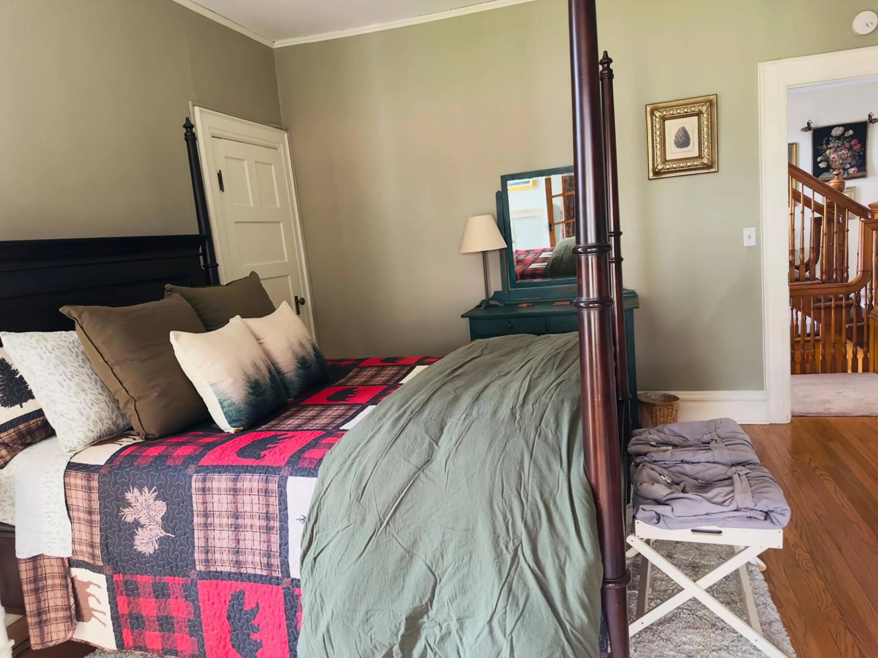 Bed in Franklin Manor Bed and Breakfast