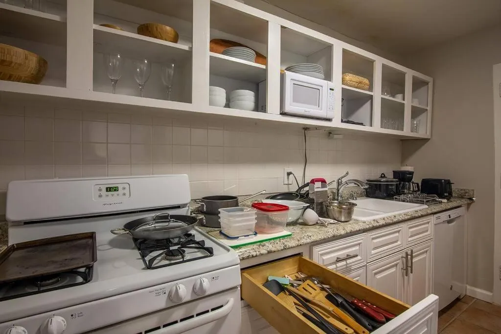 Kitchen or kitchenette in 1001 Walk to World Cup 2026, MBS, DT ATL, Parking