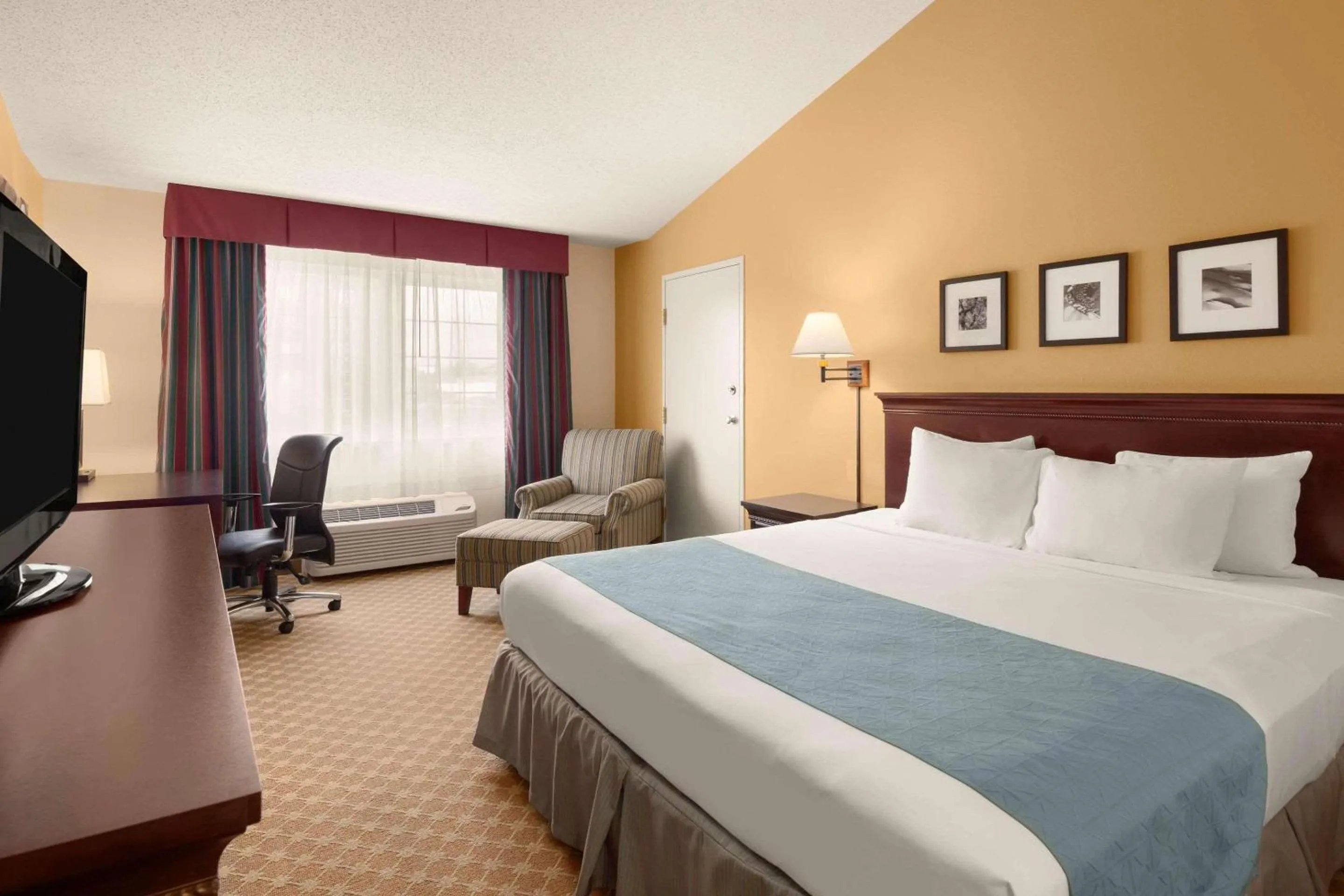 Bedroom, Bed in Country Inn & Suites by Radisson, Sioux Falls