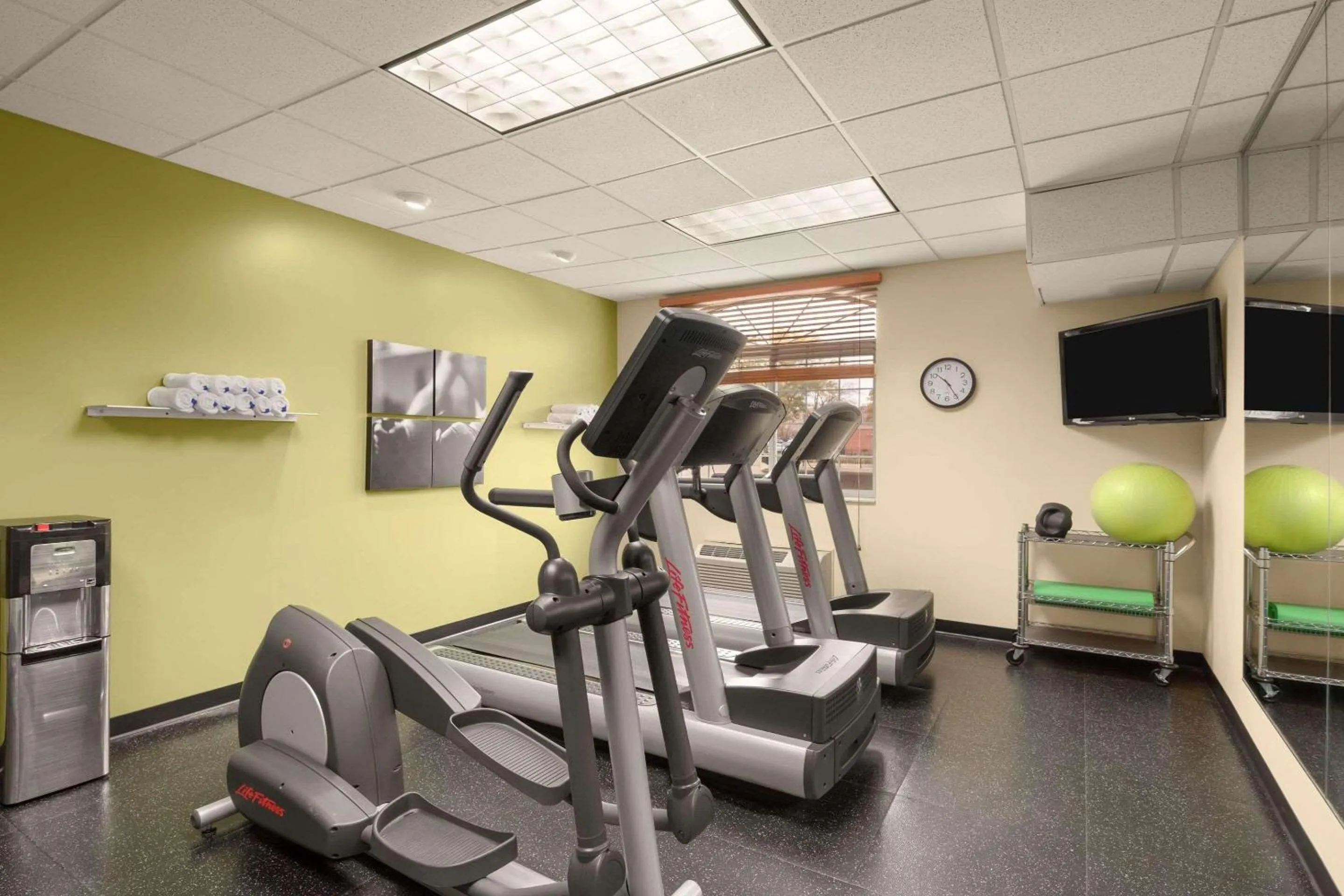 Fitness centre/facilities in Country Inn & Suites by Radisson, Sioux Falls