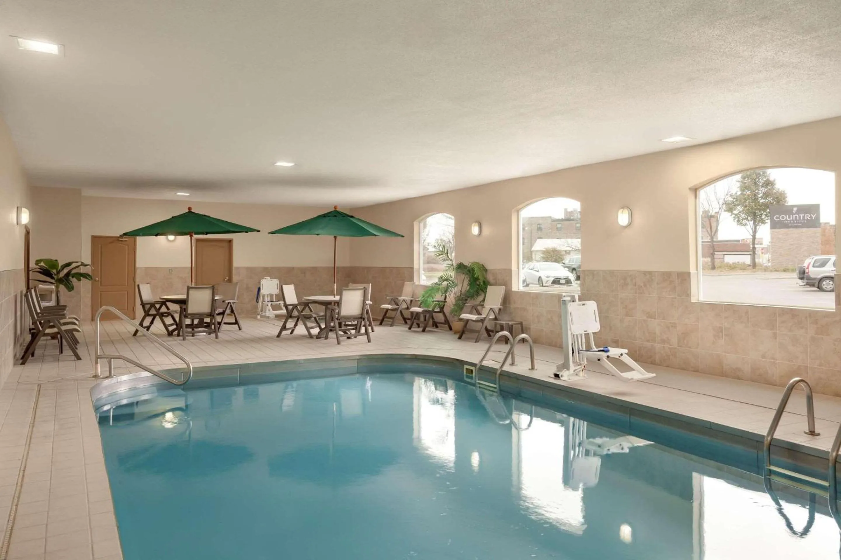 Swimming pool in Country Inn & Suites by Radisson, Sioux Falls