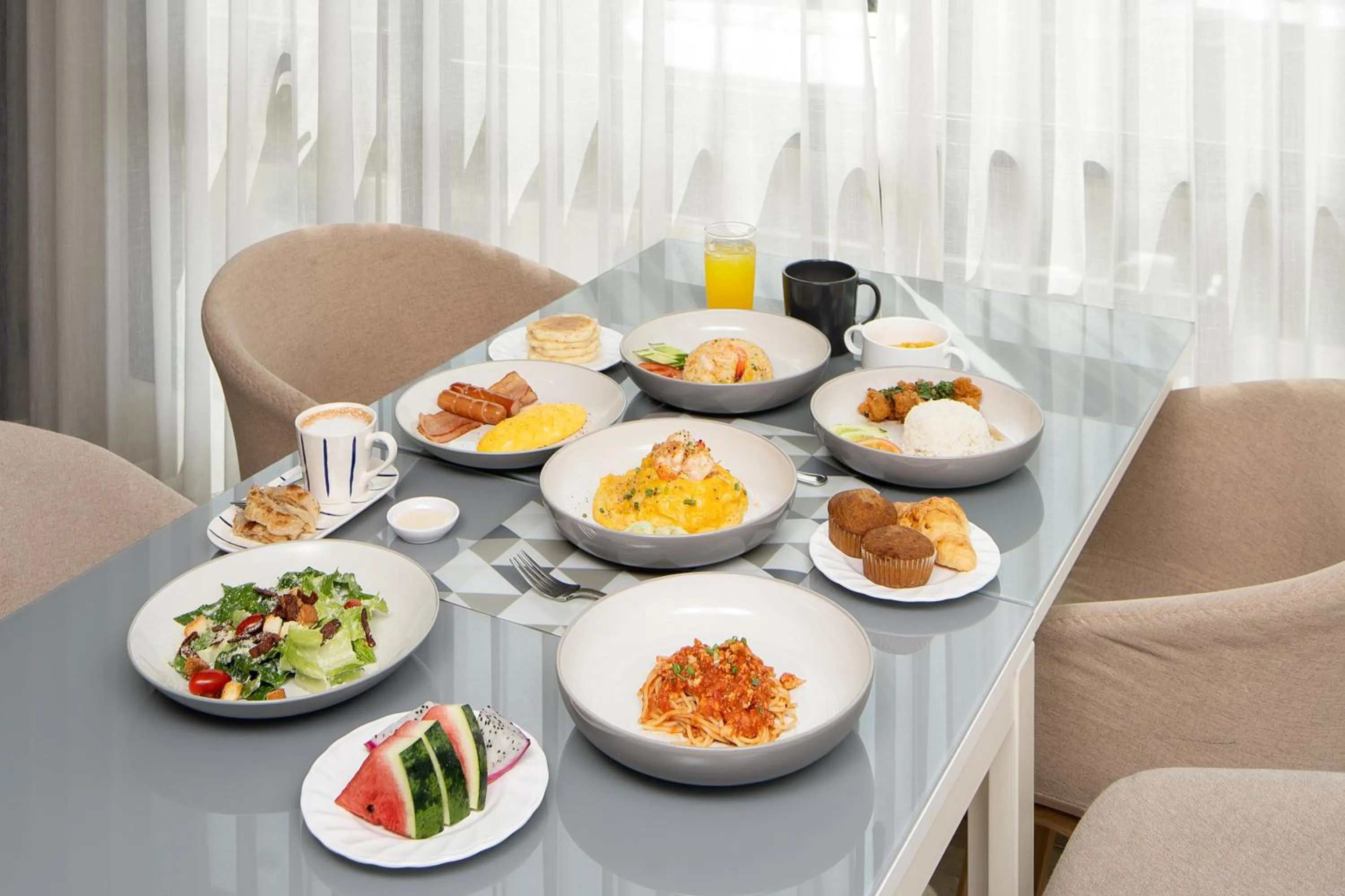 Food and drinks in The Riski Hotel at Bangphlat Station SHA