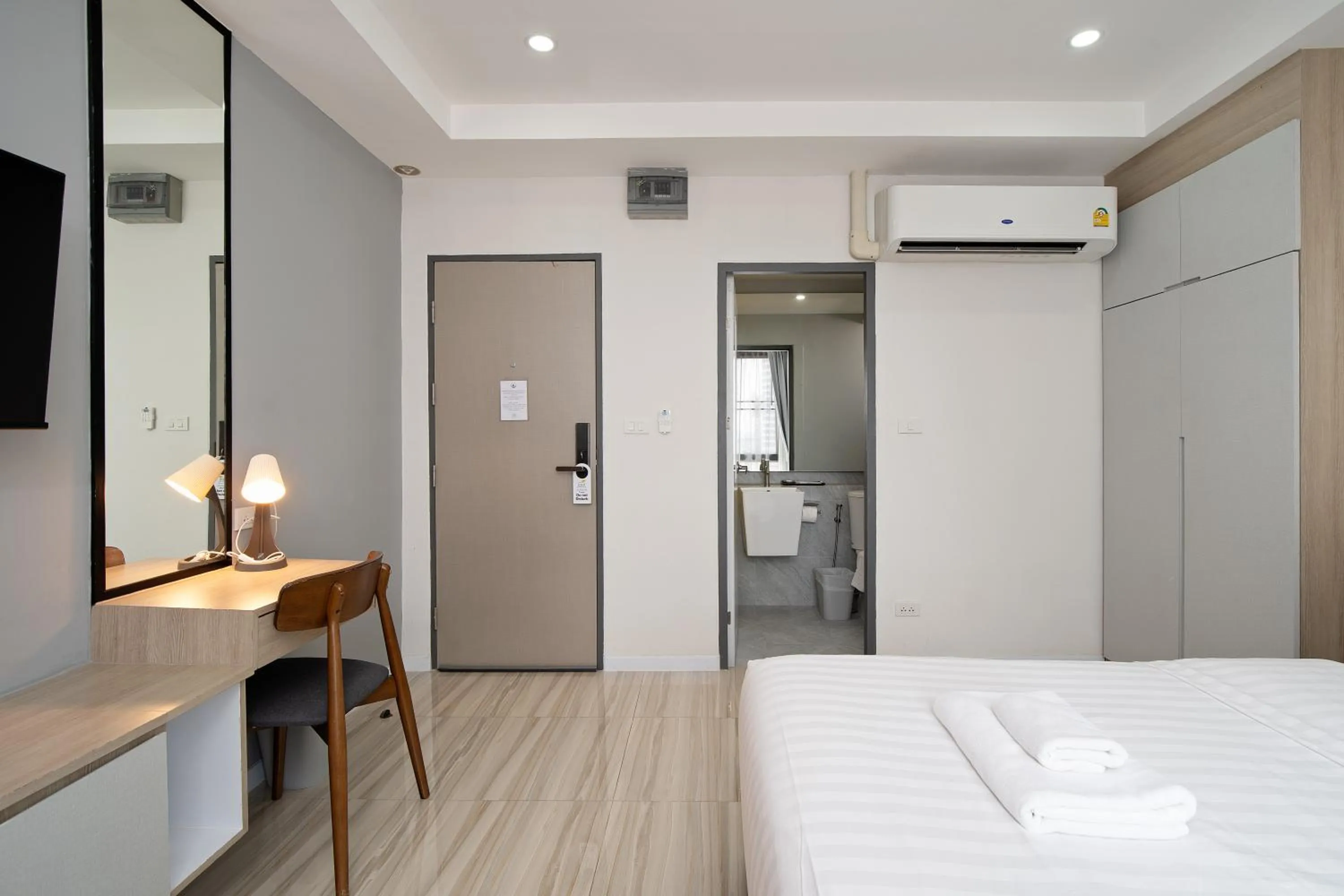 Bedroom, Bed in The Riski Hotel at Bangphlat Station SHA