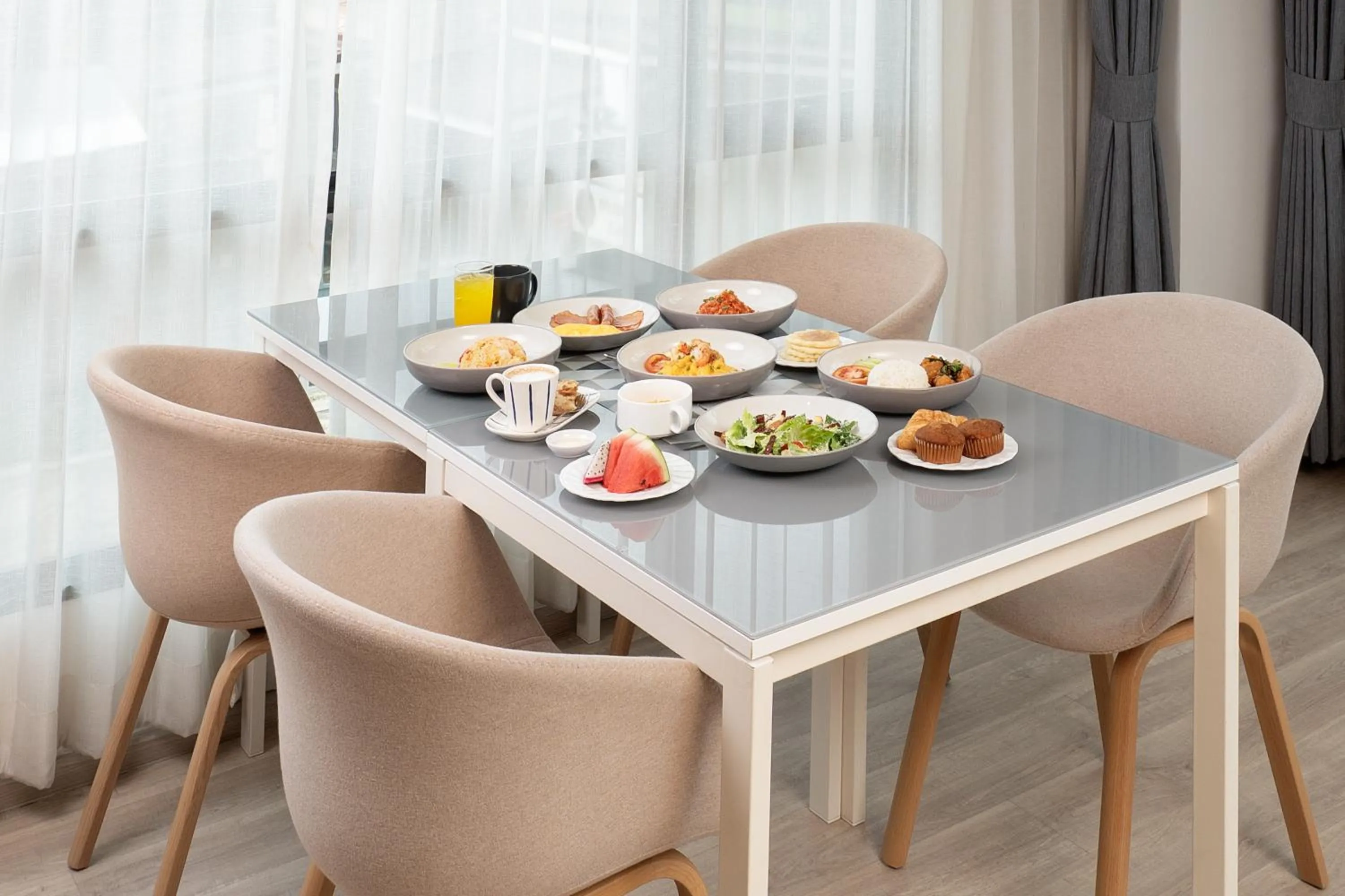 Food in The Riski Hotel at Bangphlat Station SHA