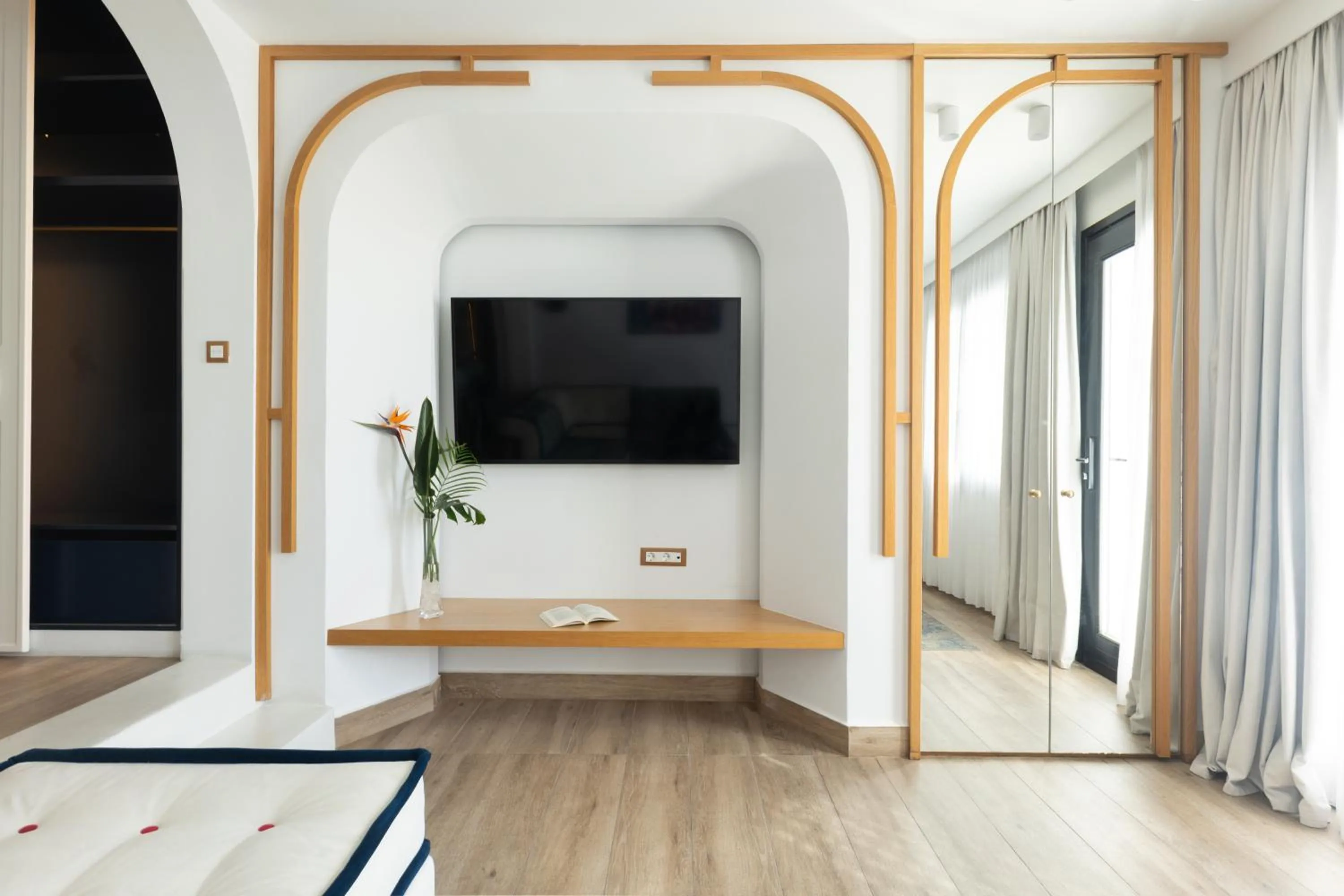 TV and multimedia in Cresanto Luxury Suites