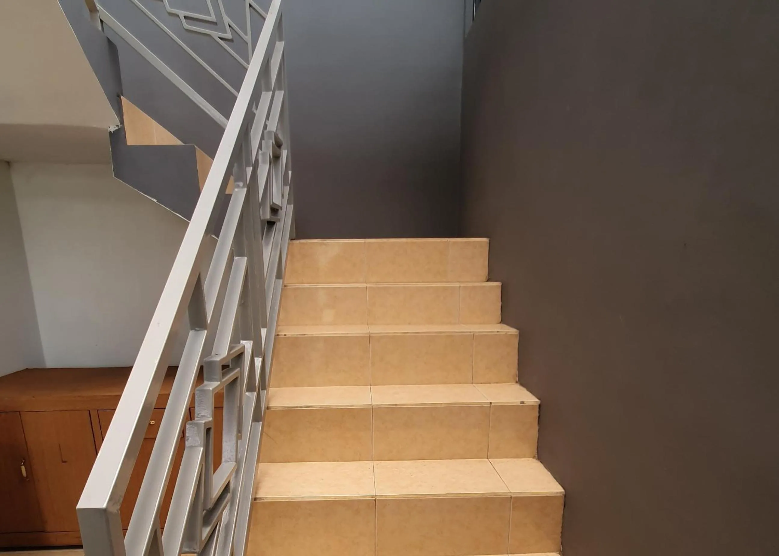 Facade/entrance in Anind Guest House near Museum Angkut Batu RedPartner