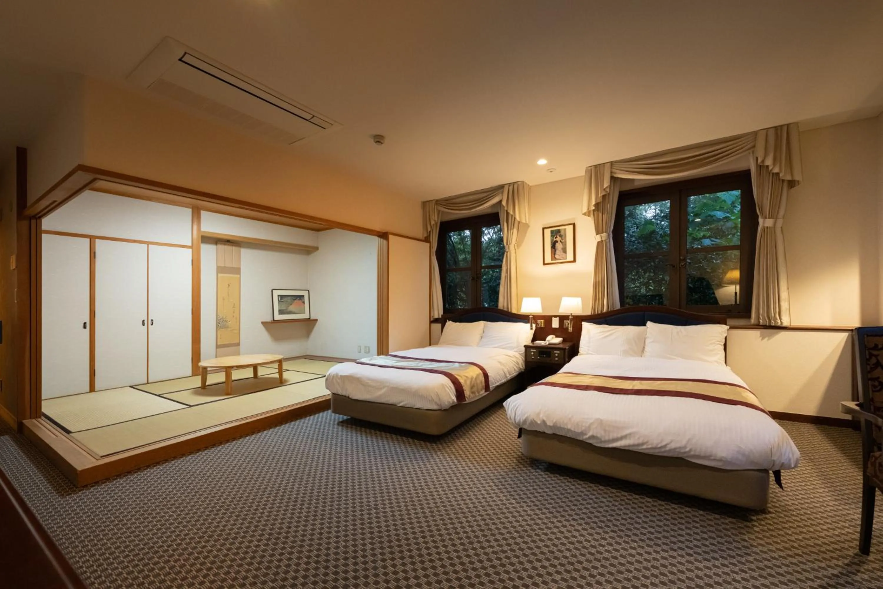 Living room, Bed in 伊豆高原温泉ホテル 森の泉