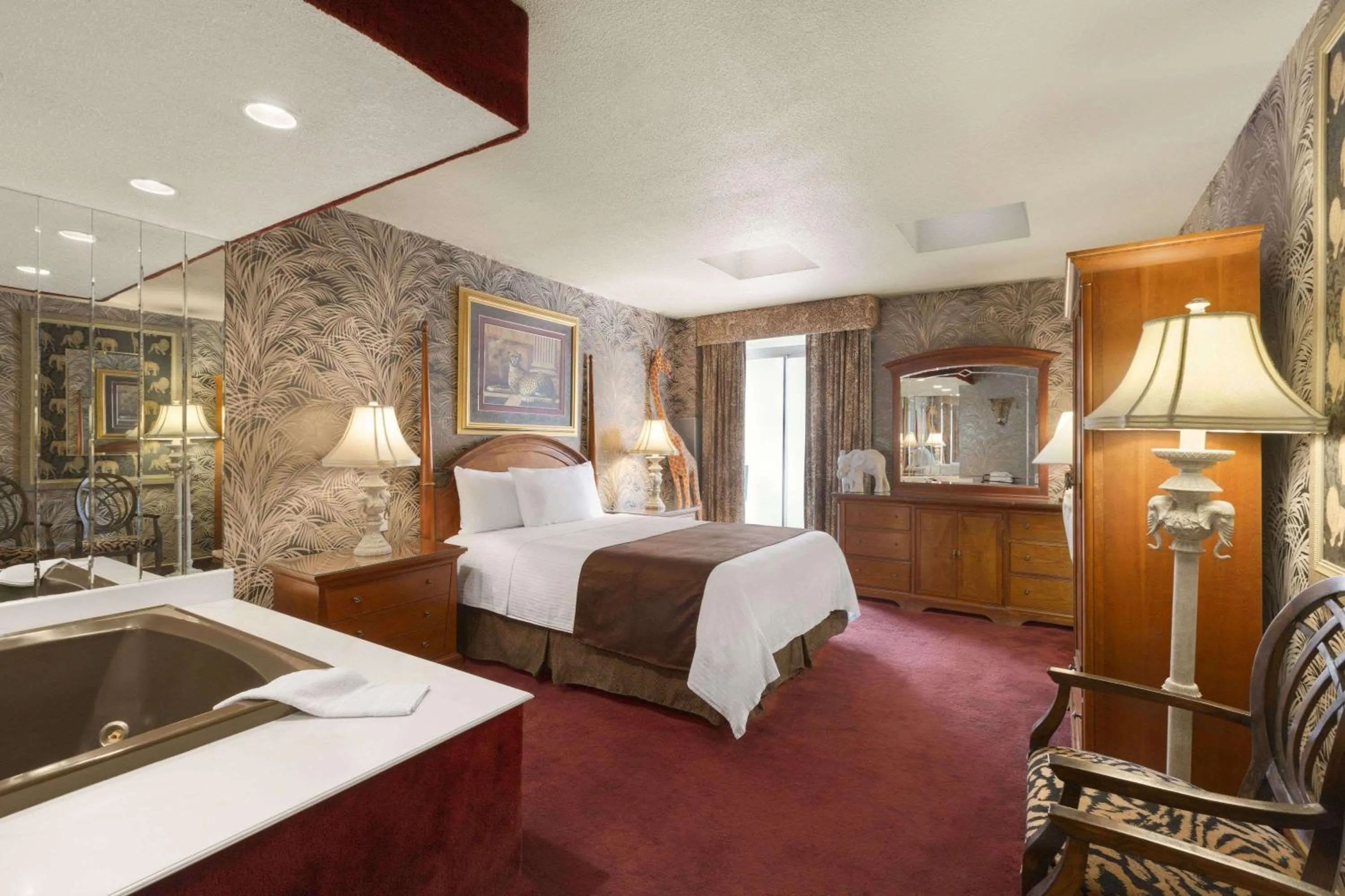 Photo of the whole room, Bed in Travelodge by Wyndham Niagara Falls Fallsview