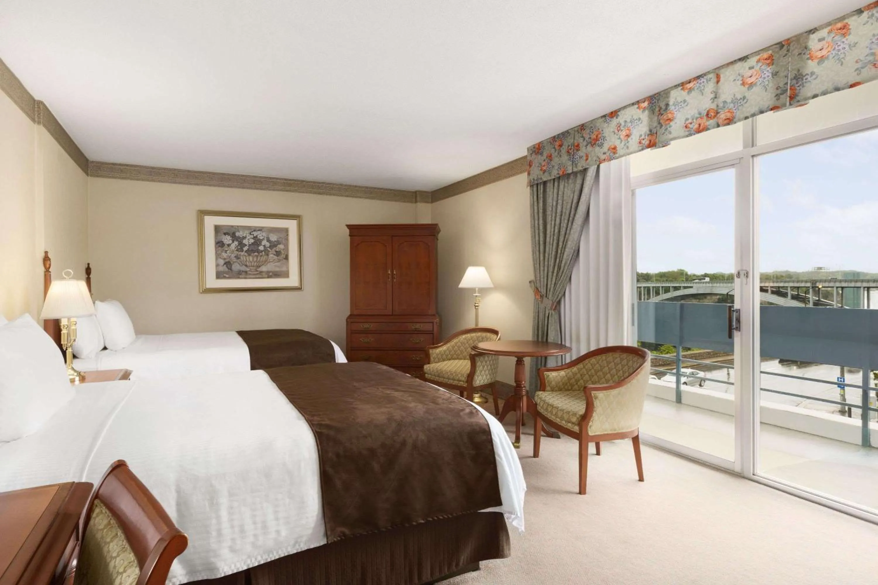 Photo of the whole room, Bed in Travelodge by Wyndham Niagara Falls Fallsview