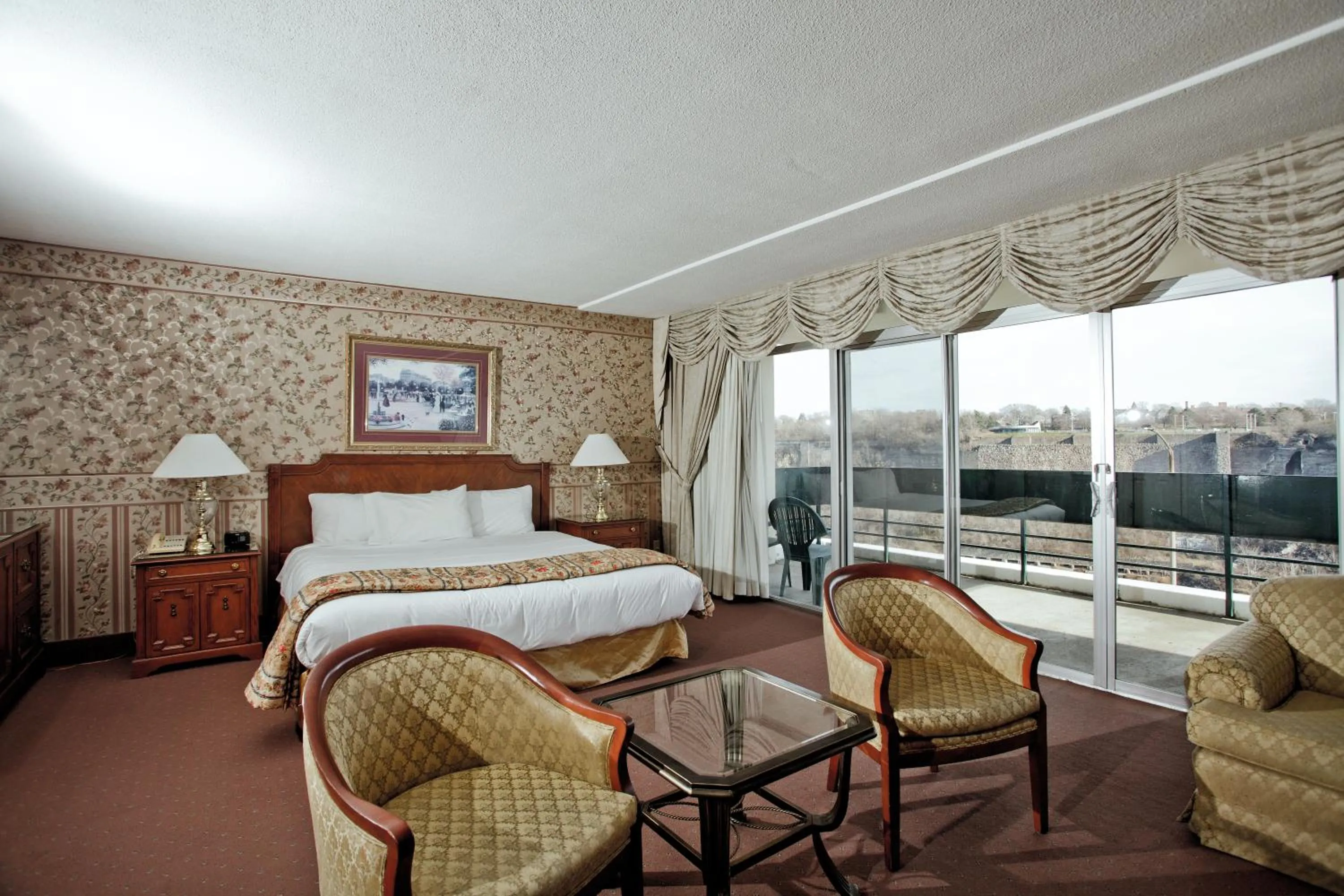 Photo of the whole room, Bed in Travelodge by Wyndham Niagara Falls Fallsview