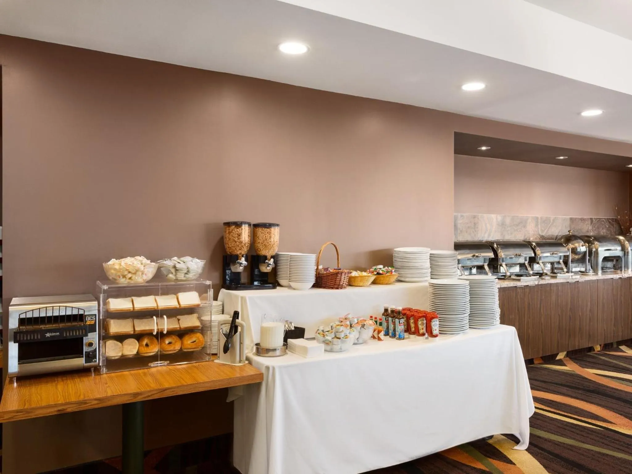 Restaurant/places to eat in Travelodge by Wyndham Niagara Falls Fallsview