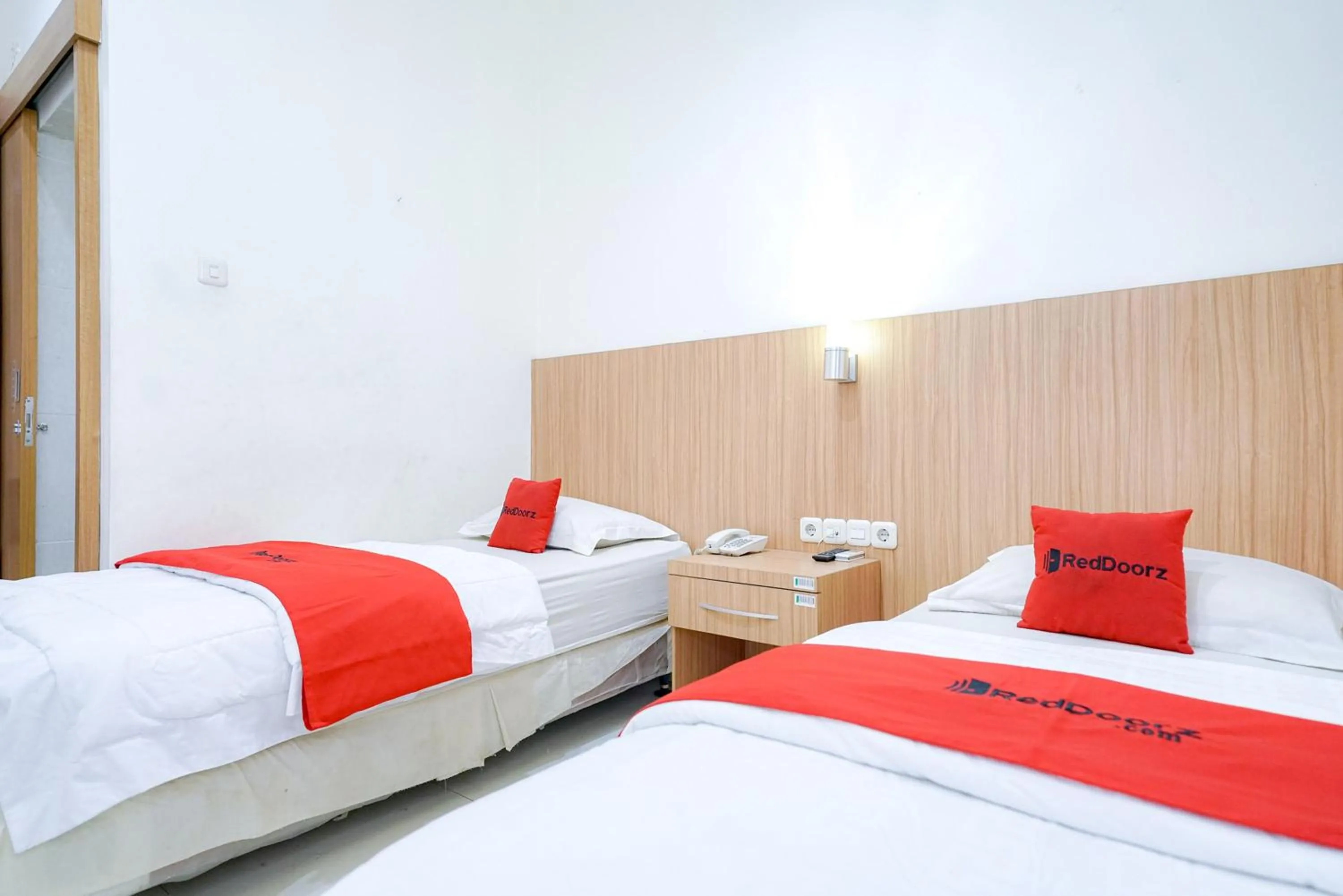 Bedroom, Bed in RedDoorz @ Avros Guest House Medan