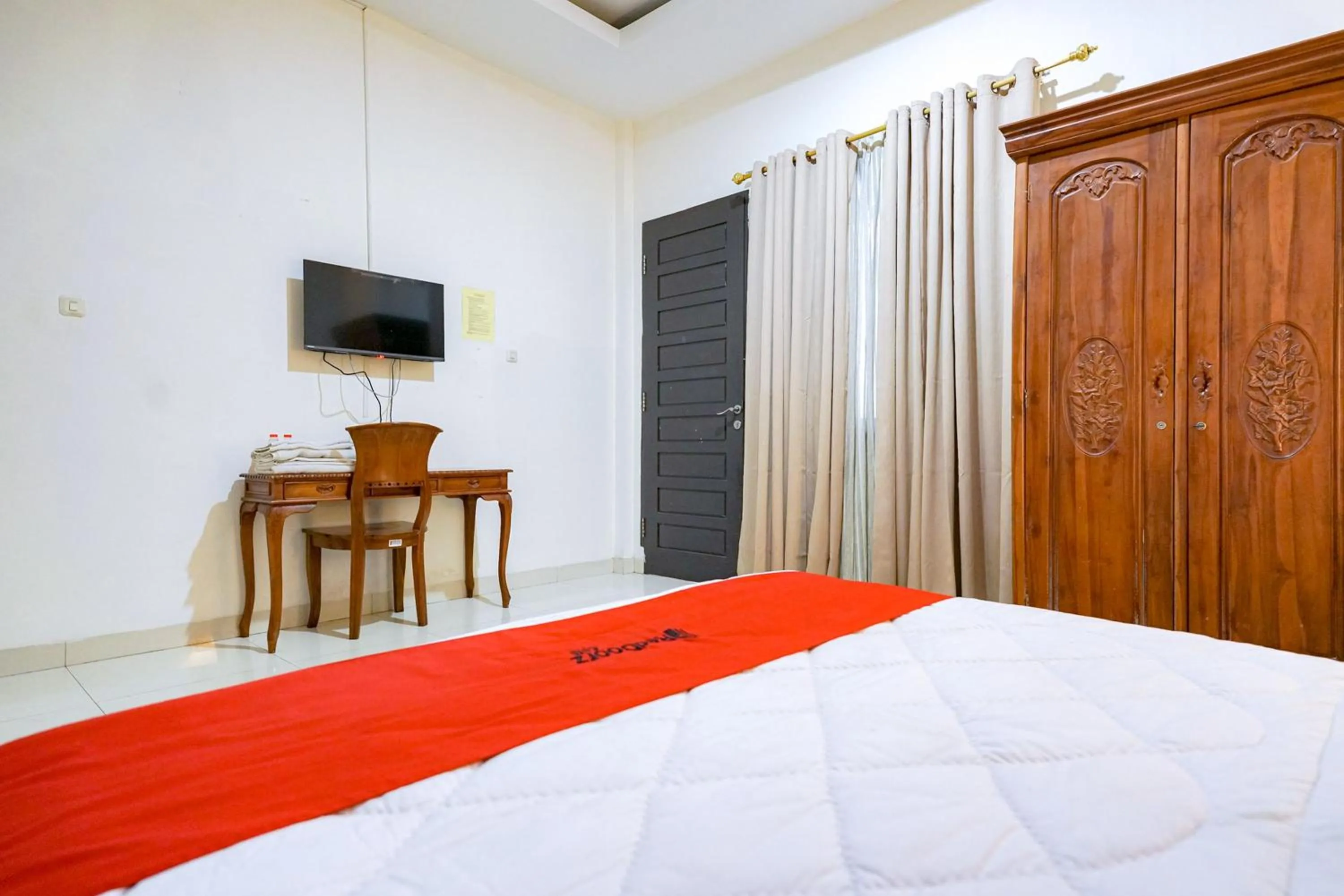 Photo of the whole room, Bed in RedDoorz @ Avros Guest House Medan