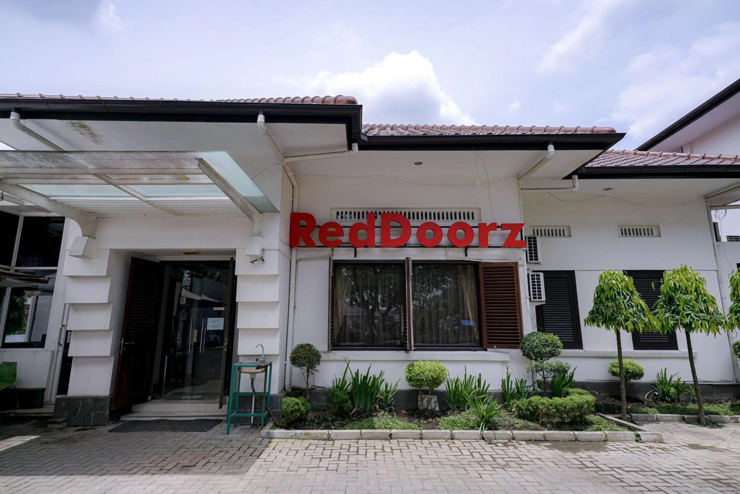 Property building in RedDoorz @ Avros Guest House Medan