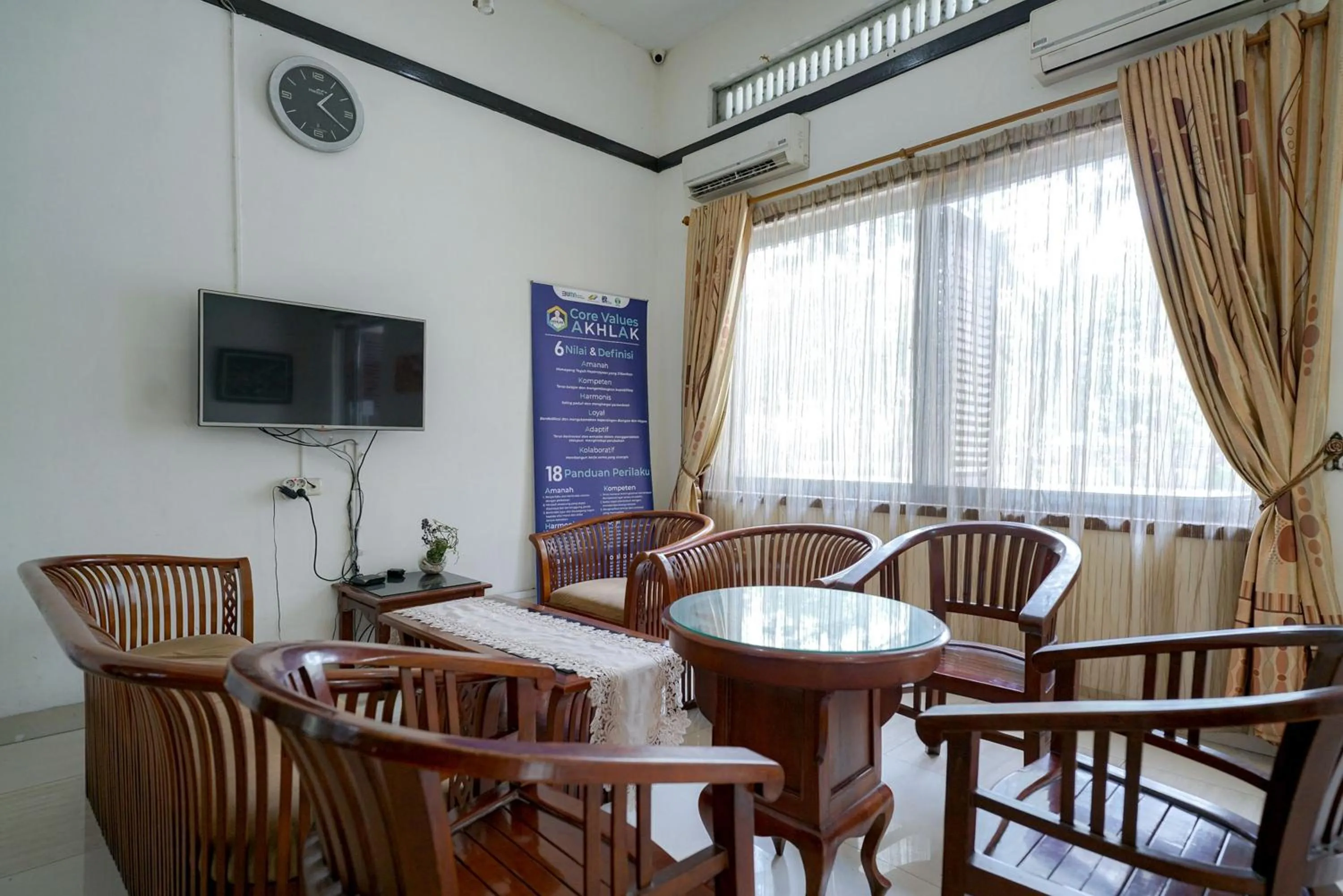 Seating area in RedDoorz @ Avros Guest House Medan