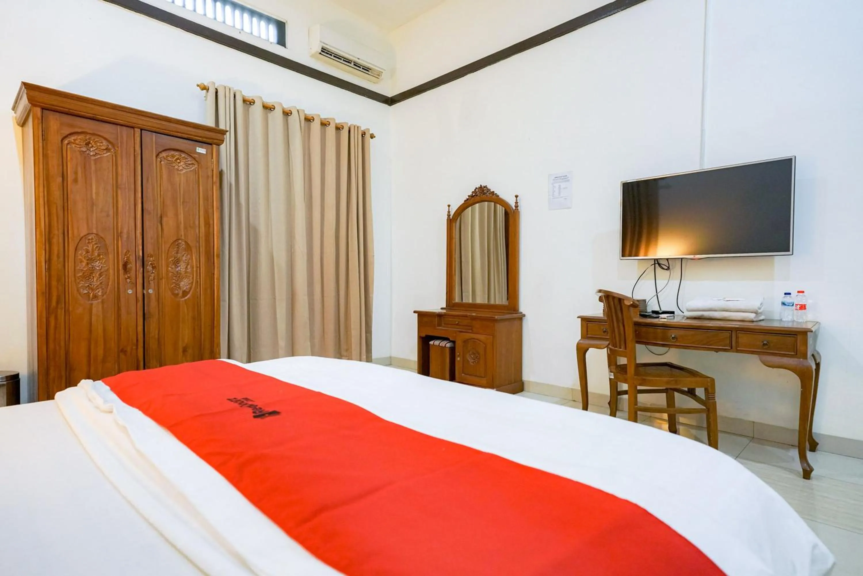 Bedroom, Bed in RedDoorz @ Avros Guest House Medan