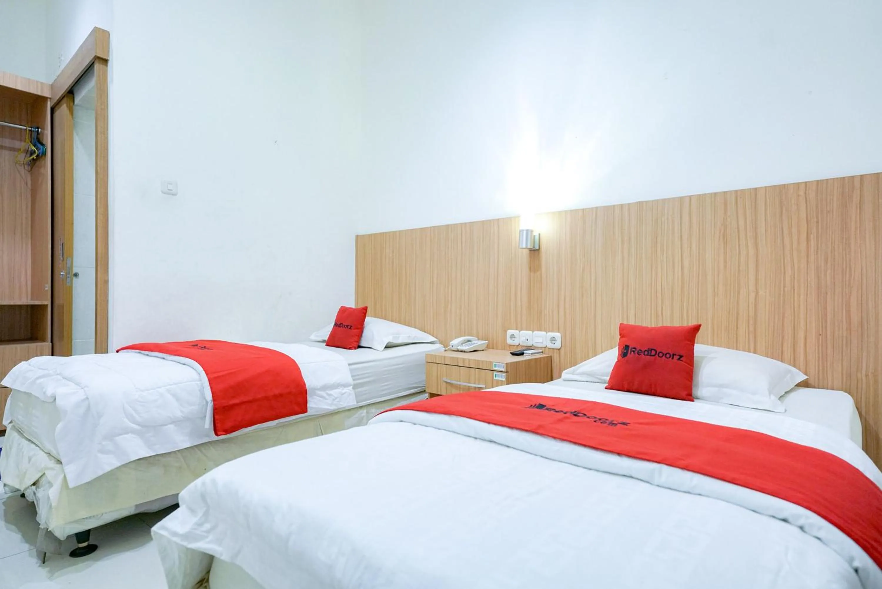 Bedroom, Bed in RedDoorz @ Avros Guest House Medan