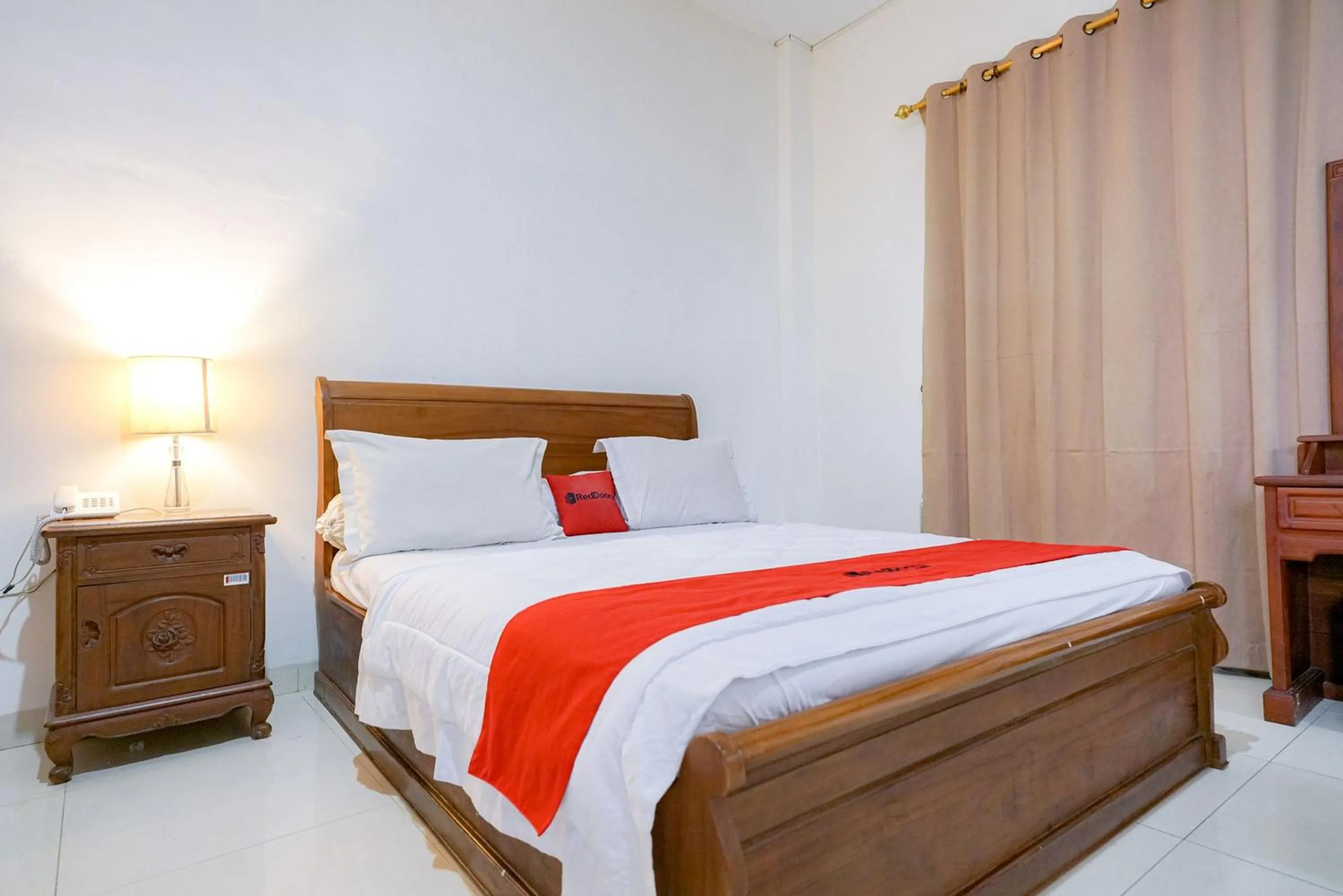 Bedroom, Bed in RedDoorz @ Avros Guest House Medan