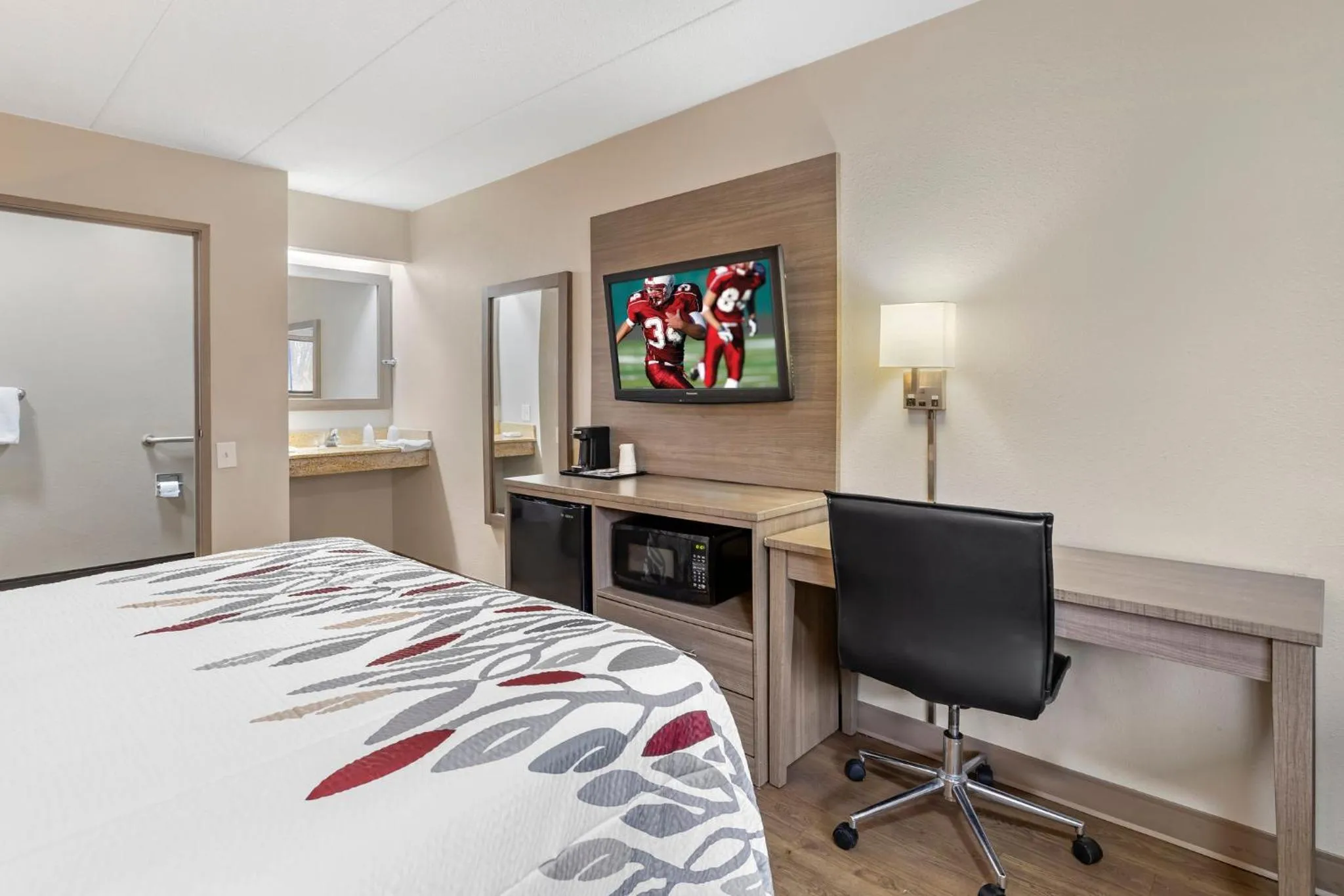 Bedroom, Bed in Red Roof Inn Parsippany