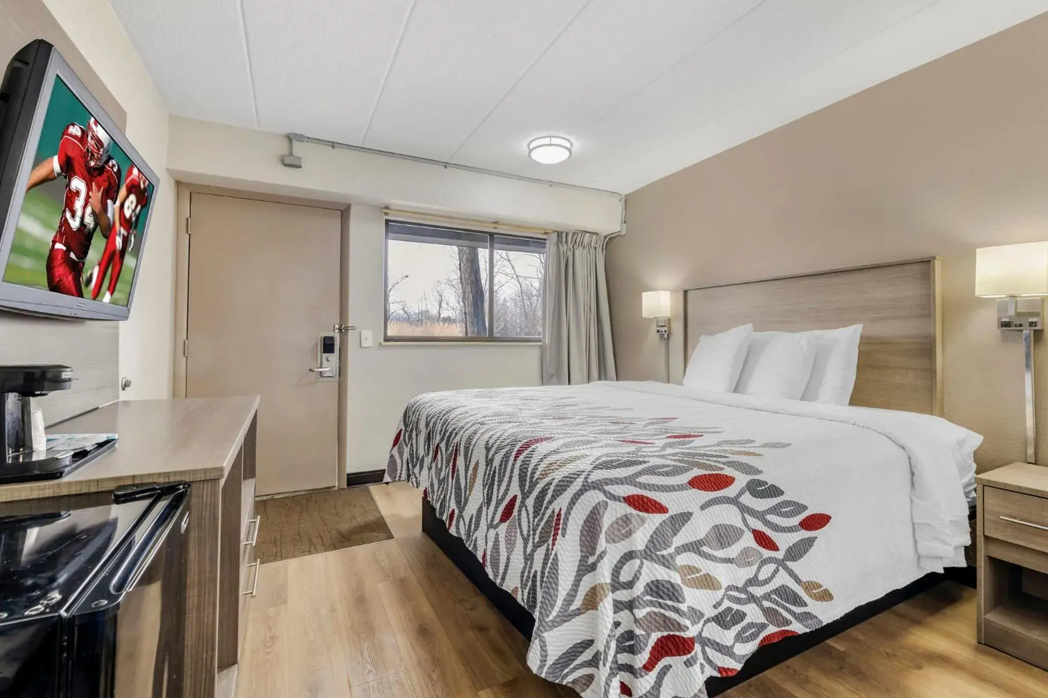 Deluxe King Room Non-Smoking in Red Roof Inn Parsippany Deluxe King Room Non-Smoking in Red Roof Inn Parsippany