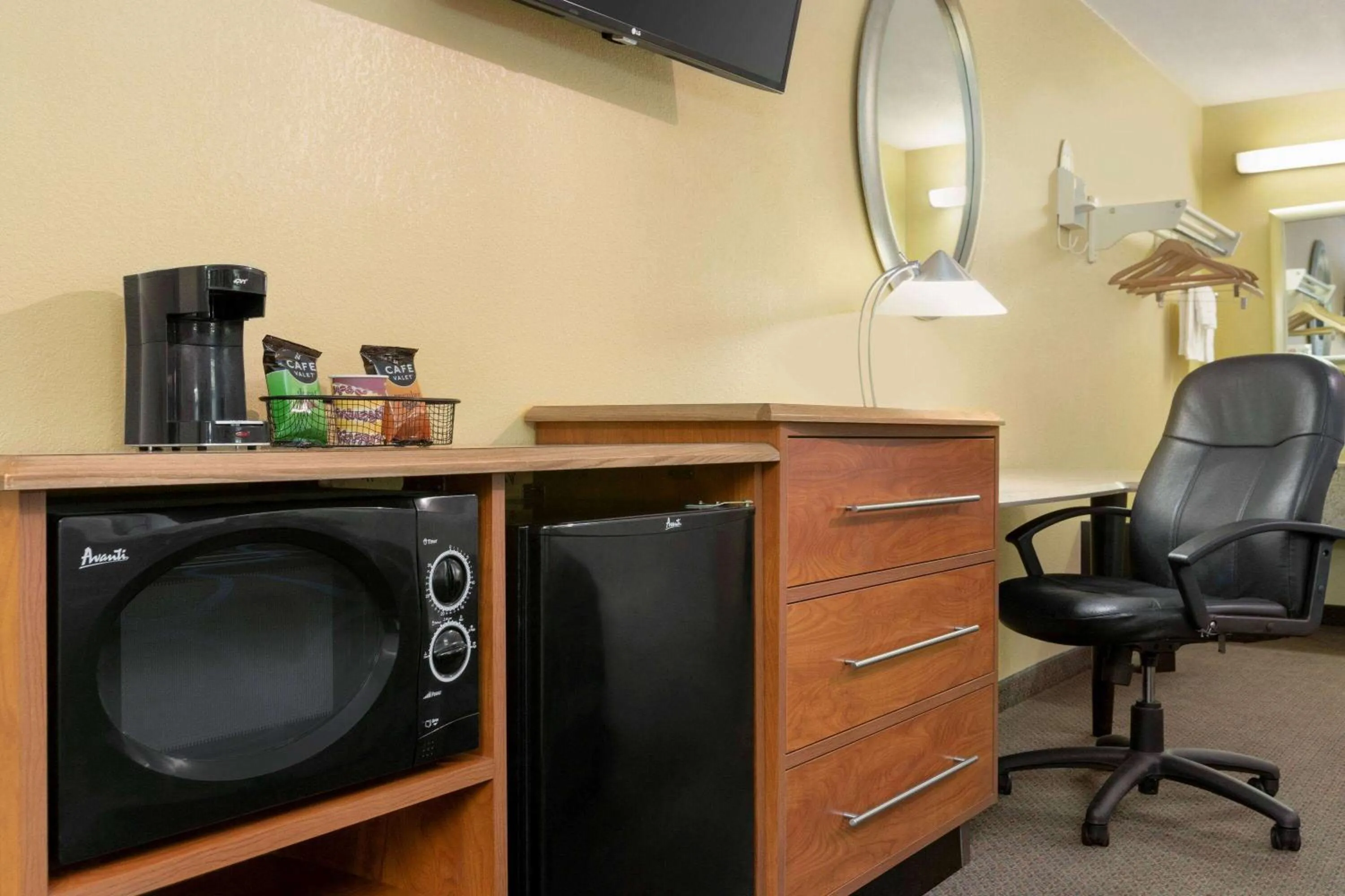 Photo of the whole room in Super 8 by Wyndham Findlay