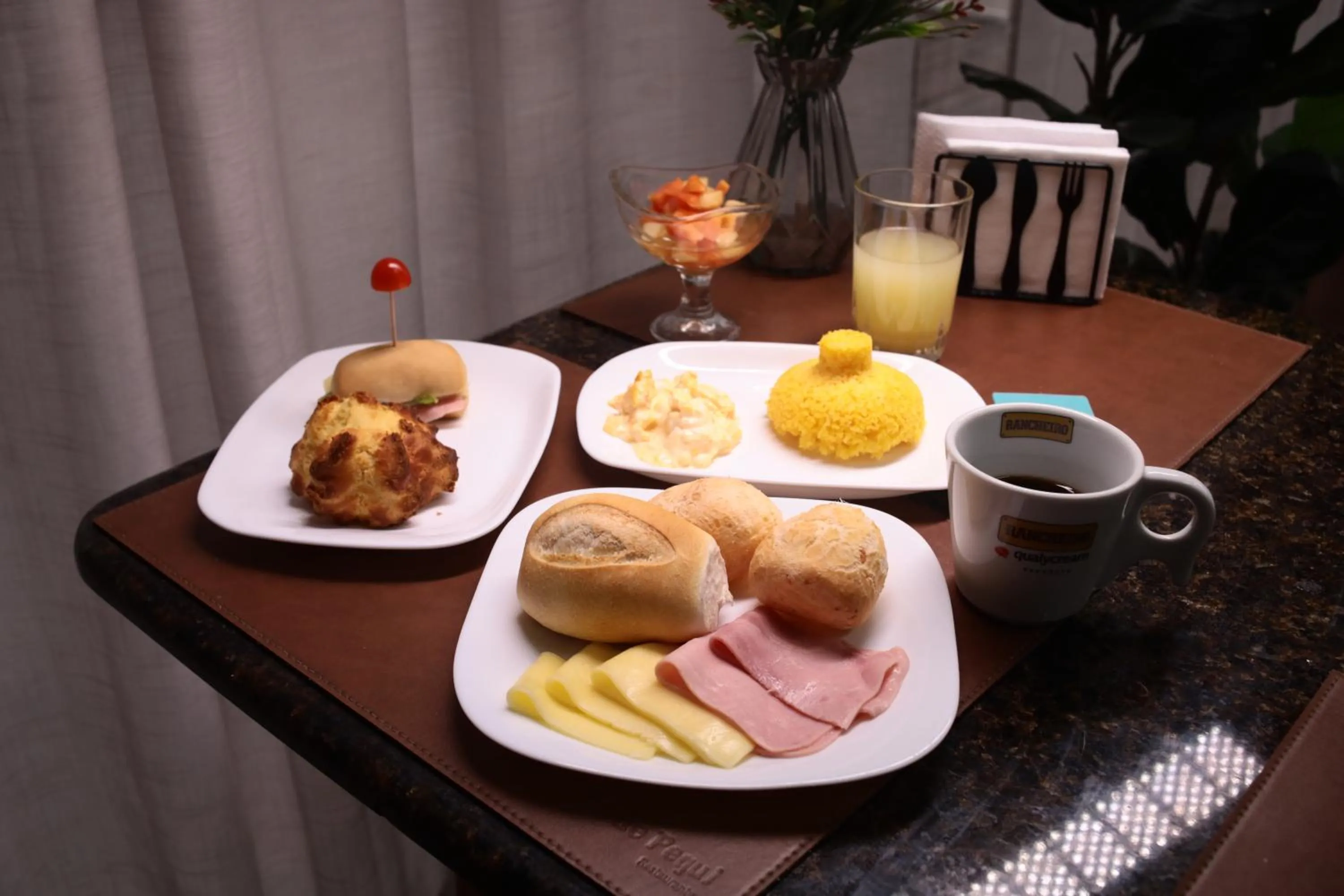 Food and drinks in House Inn Hotel - Anashopping