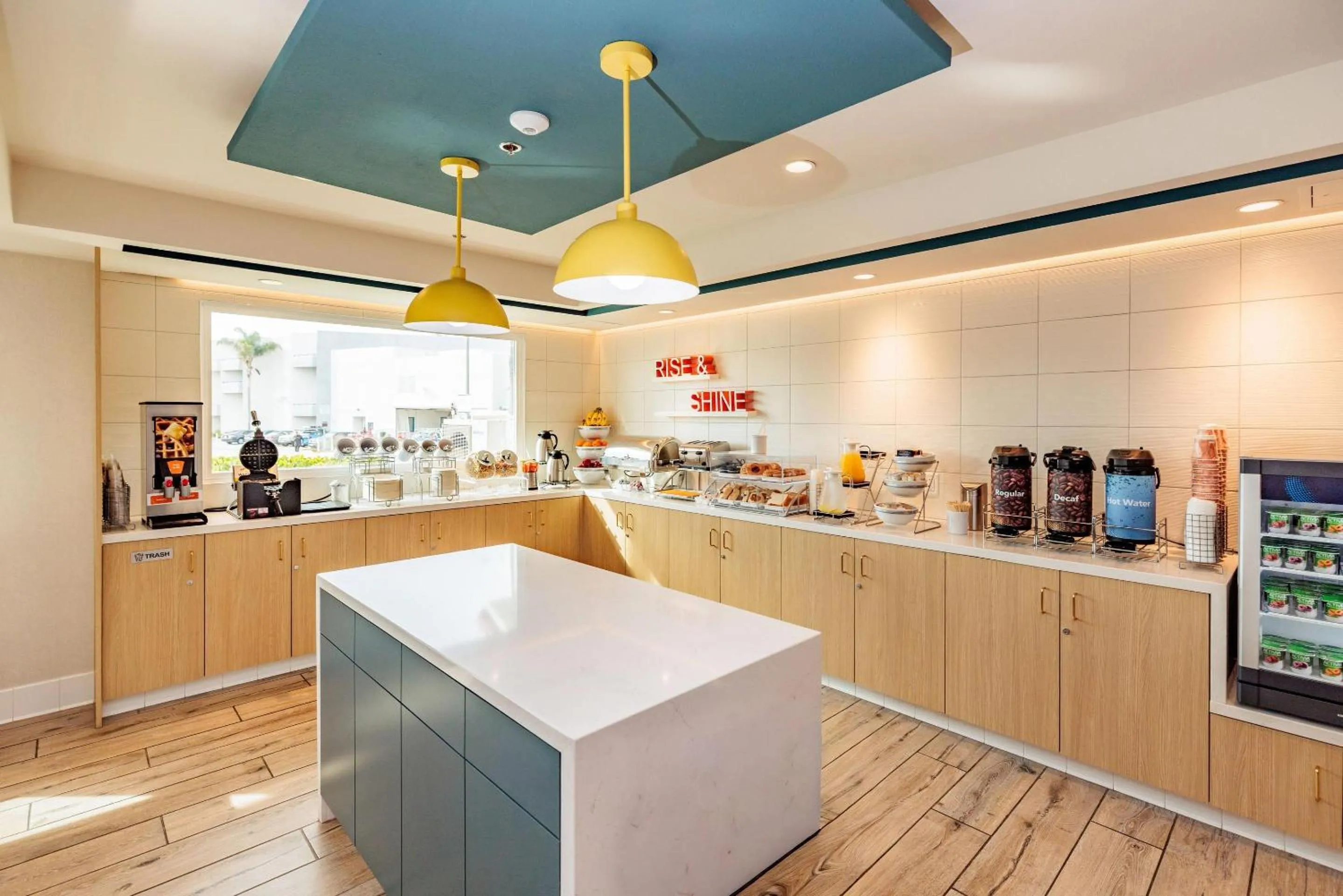 Breakfast in Comfort Inn & Suites Ventura Beach