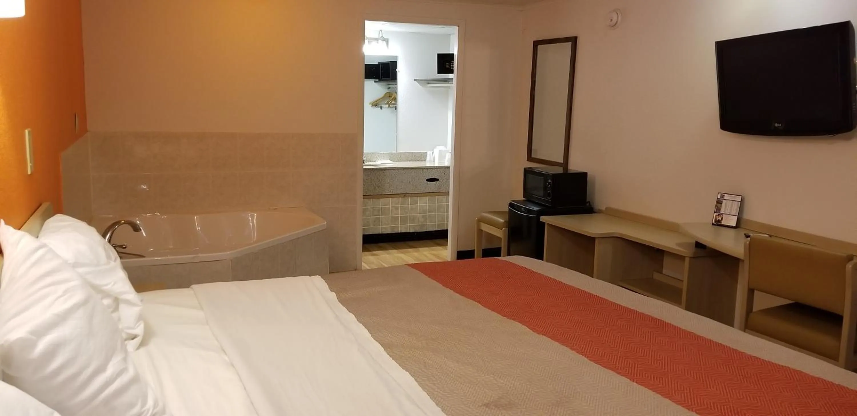 Bedroom, Bed in FairBridge Inn Express London