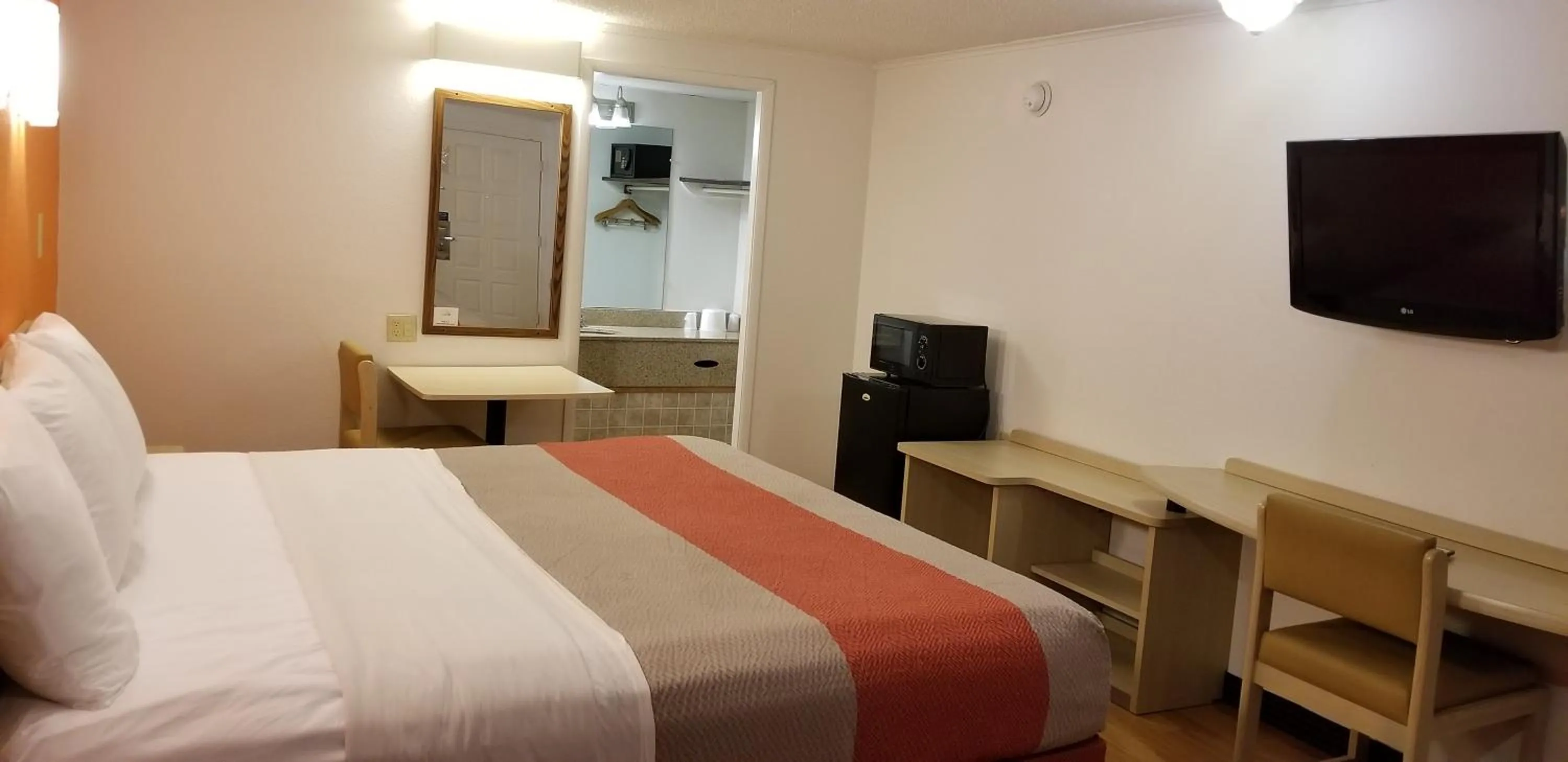 Bedroom, Bed in FairBridge Inn Express London